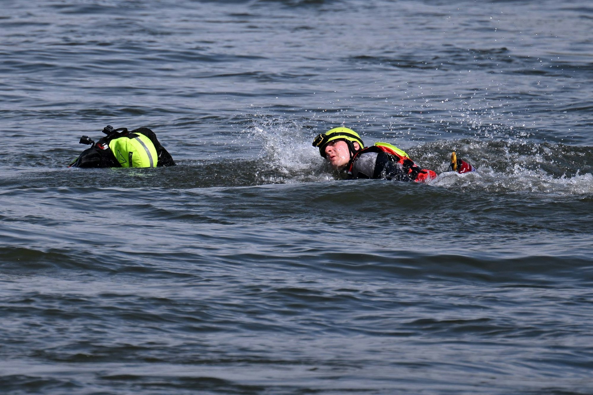 Feuerwehrübung auf dem Rhein