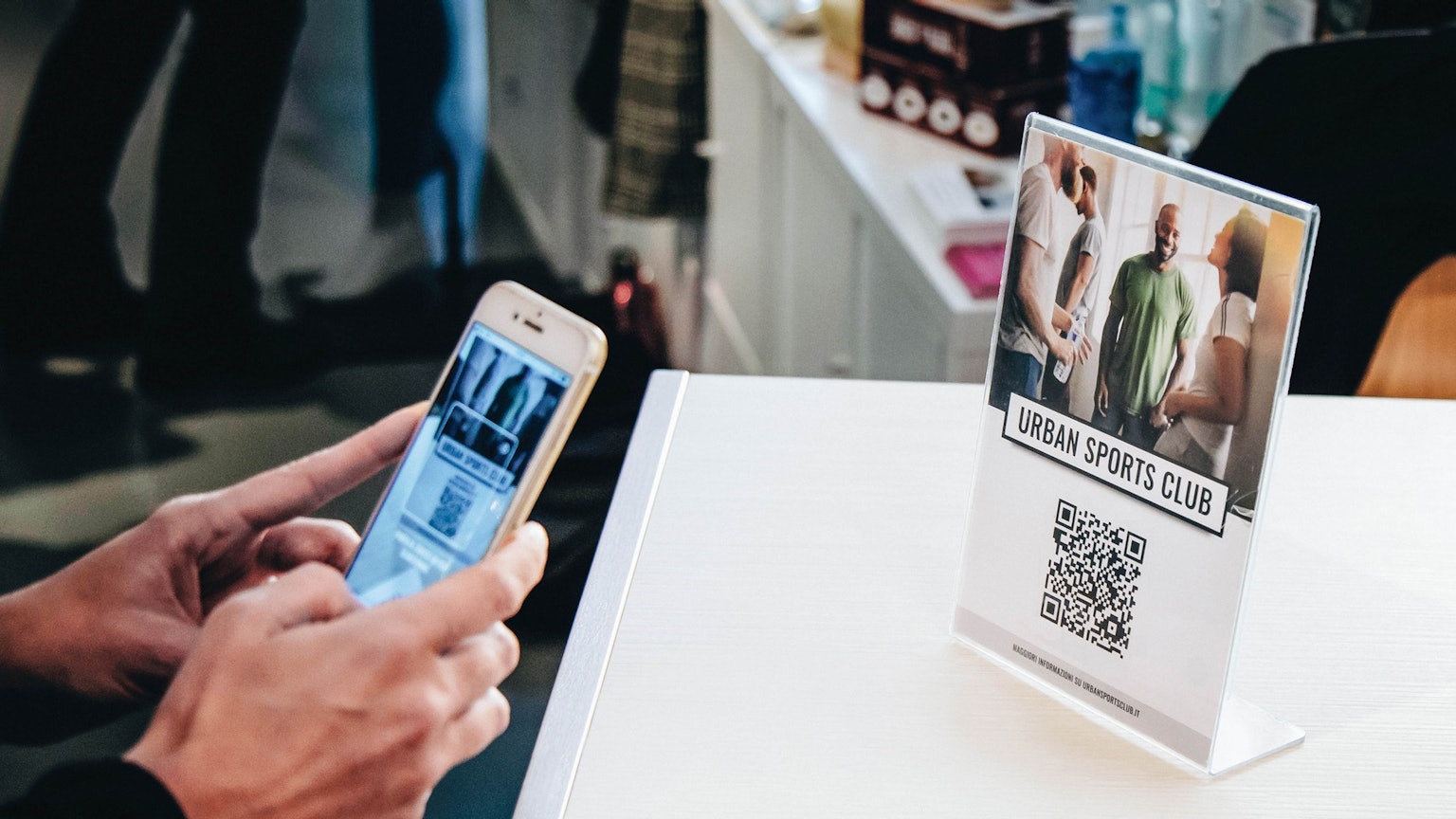 Indem sie einen QR-Code am Studioeingang scannen, checken USC-Mitglieder für Kurse ein.