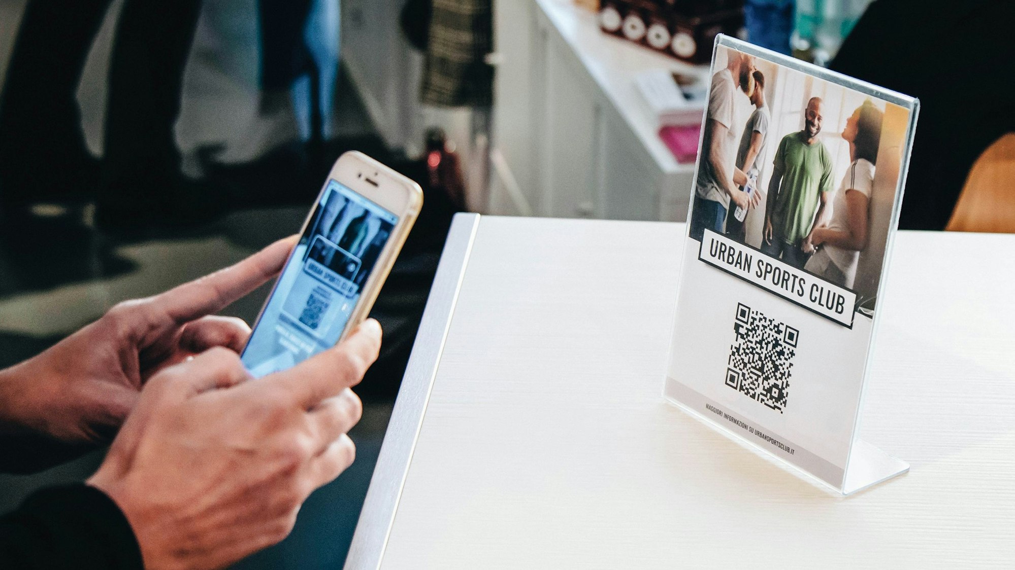 Indem sie einen QR-Code am Studioeingang scannen, checken USC-Mitglieder für Kurse ein.