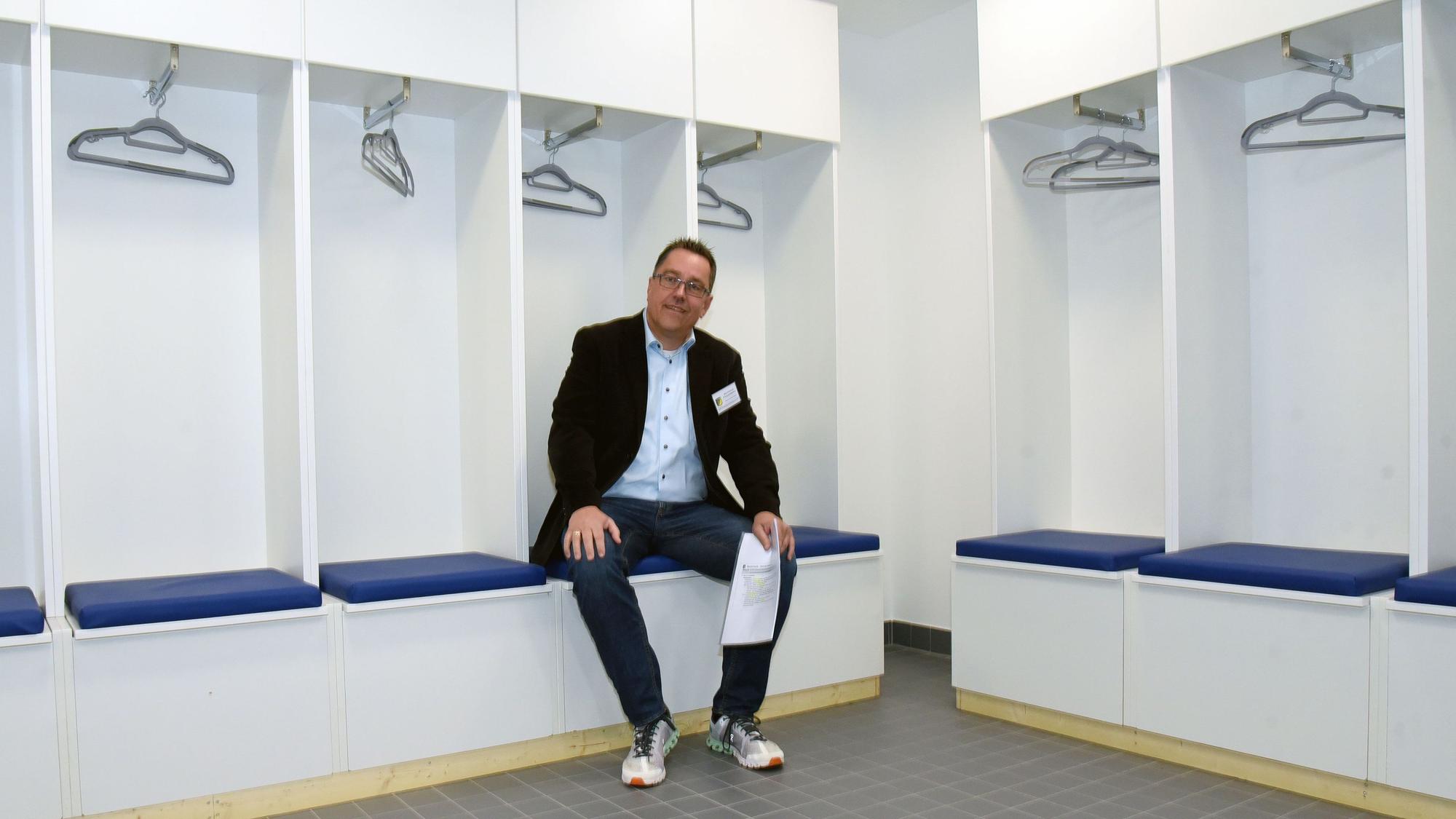 Matthias Faulenbach, Geschäftsführer des SSV Homburg-Nümbrecht, nahm Schaulustige mit auf Touren durch den Neubau. Stolz präsentierte er auch die Kabinen: „Die haben Bundesliga-Qualität.“