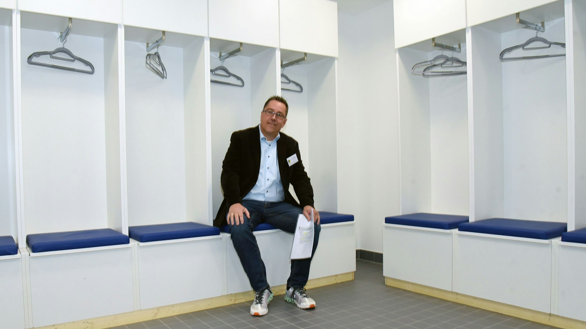 Matthias Faulenbach, Geschäftsführer des SSV Homburg-Nümbrecht, nahm Schaulustige mit auf Touren durch den Neubau. Stolz präsentierte er auch die Kabinen: „Die haben Bundesliga-Qualität.“