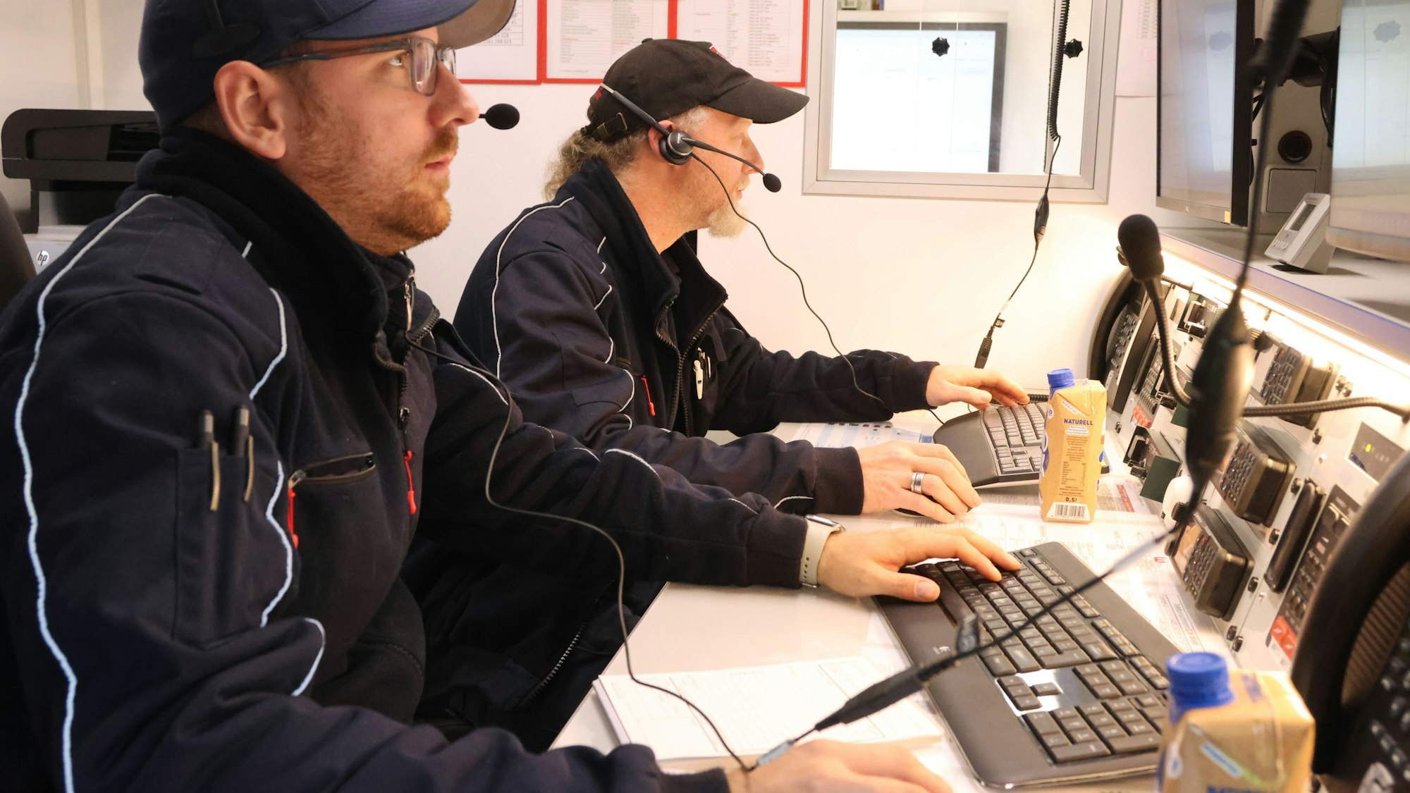 Als Funker sitzen Yannik Müller (links) und Björn Turetzek bei der Großübung im Einsatzleitwagen aus Wiehl.