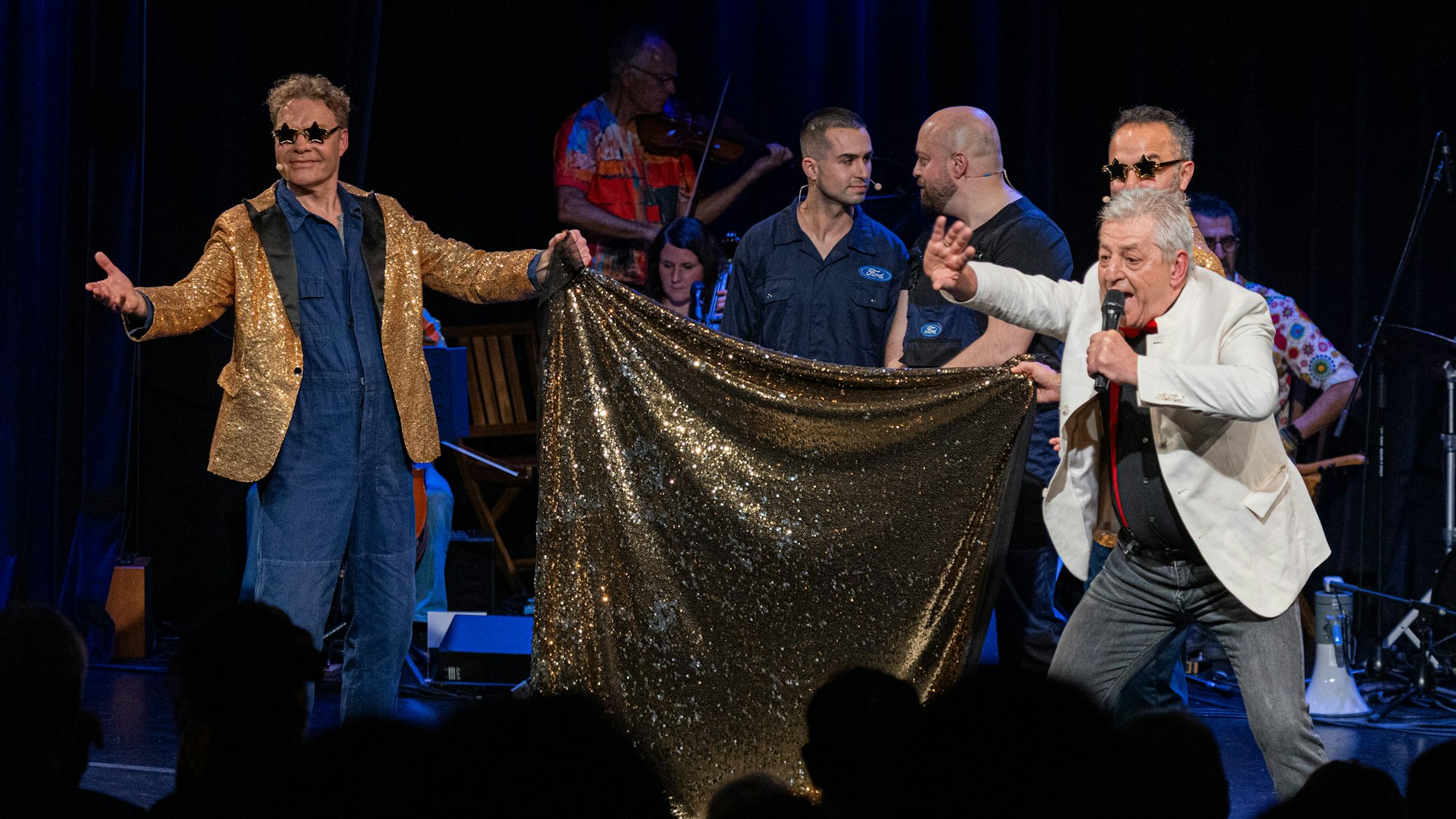 Nedim Hazar singt im Musical auf Englisch, Türkisch und Serbisch.