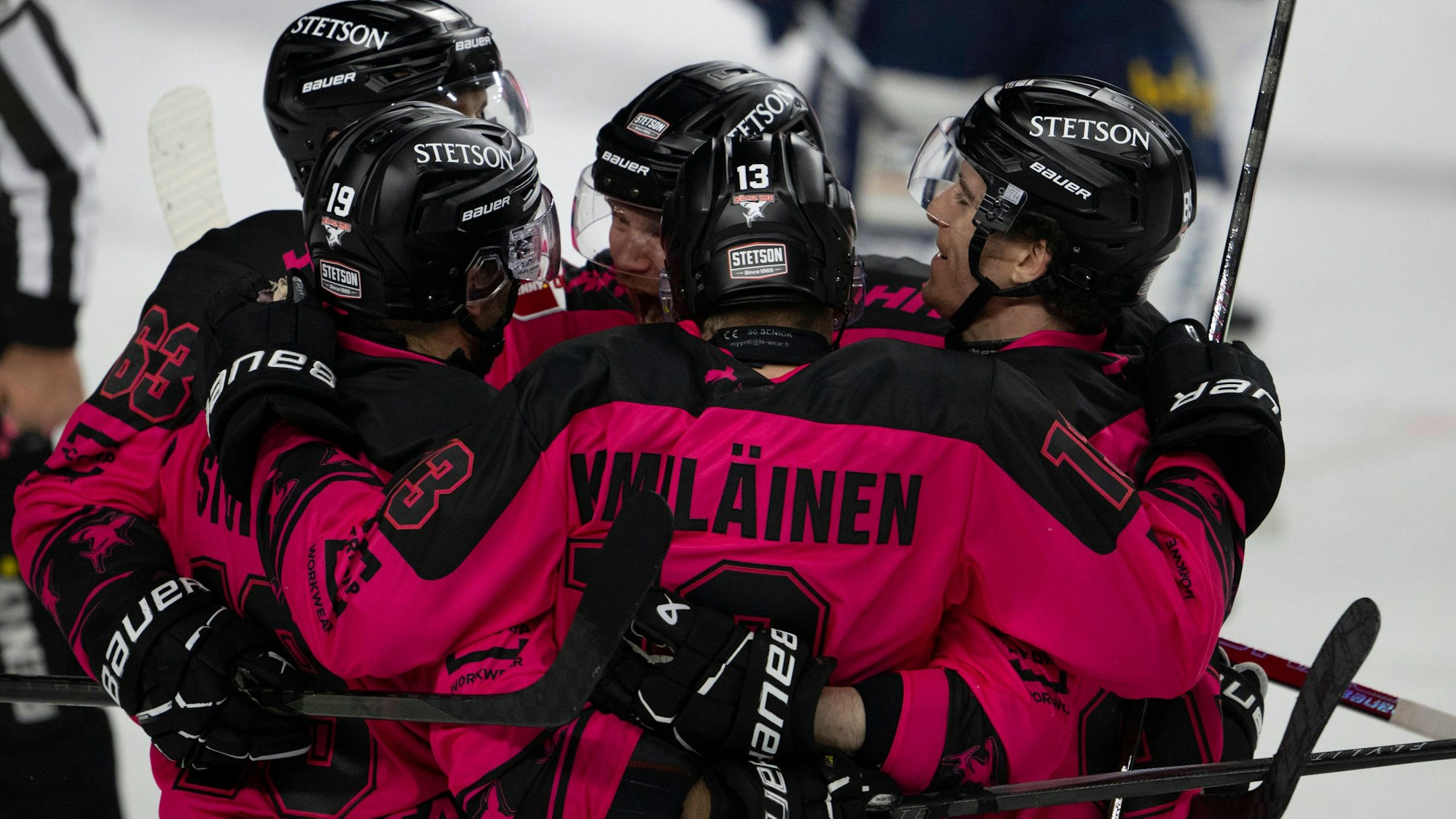 Der Bann ist gebrochen: Die Haie feiern den 1:1-Ausgleich durch Verteidiger Valtteri Kemiläinen.