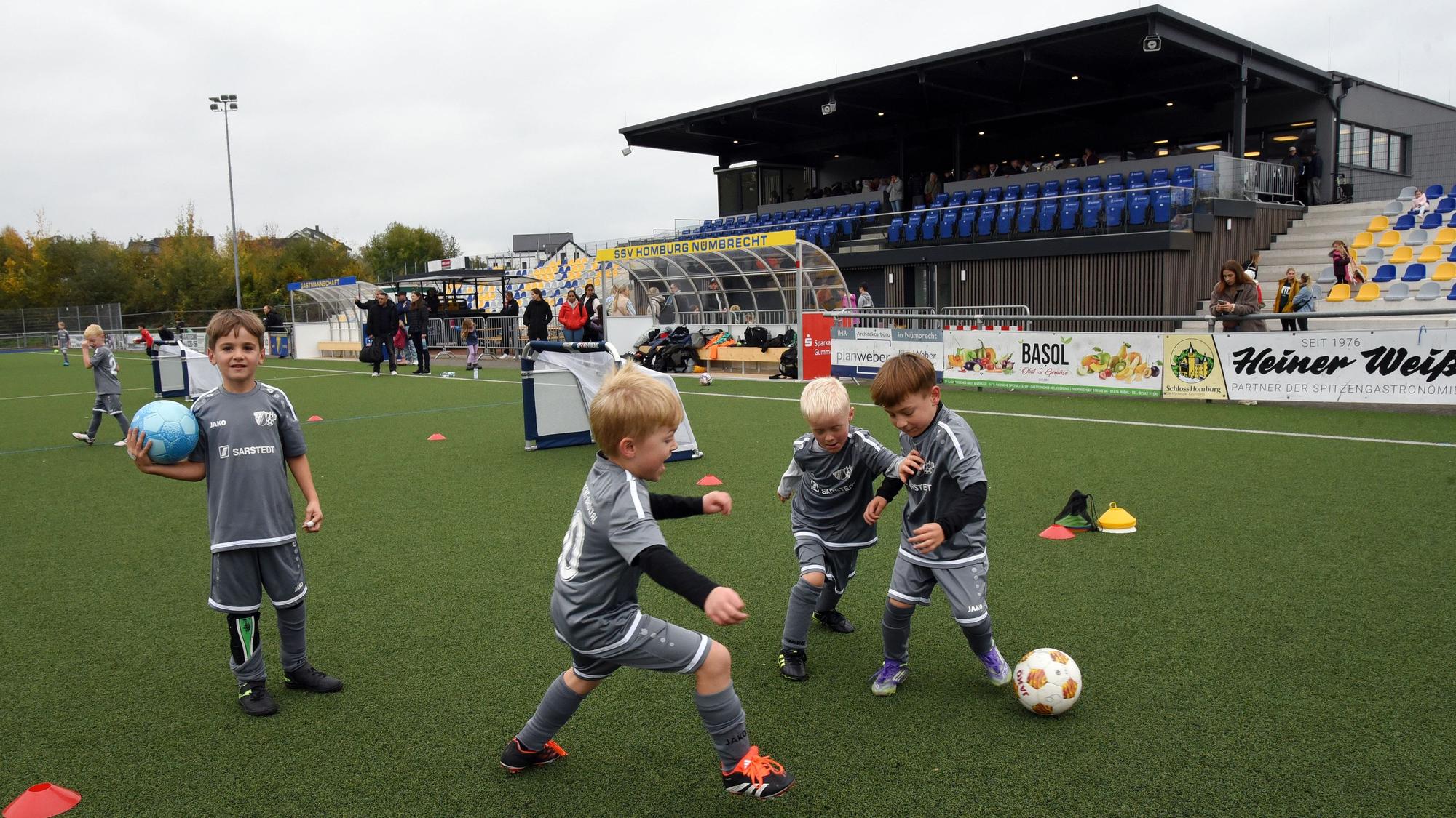 Die Kleinsten des SSV Homburg-Nümbrecht durften am vergangenen Samstag beim Sportfest zur Eröffnung des neuen Vereinsheims und der neuen Tribüne an der Gouvieuxstraße als erste auflaufen.