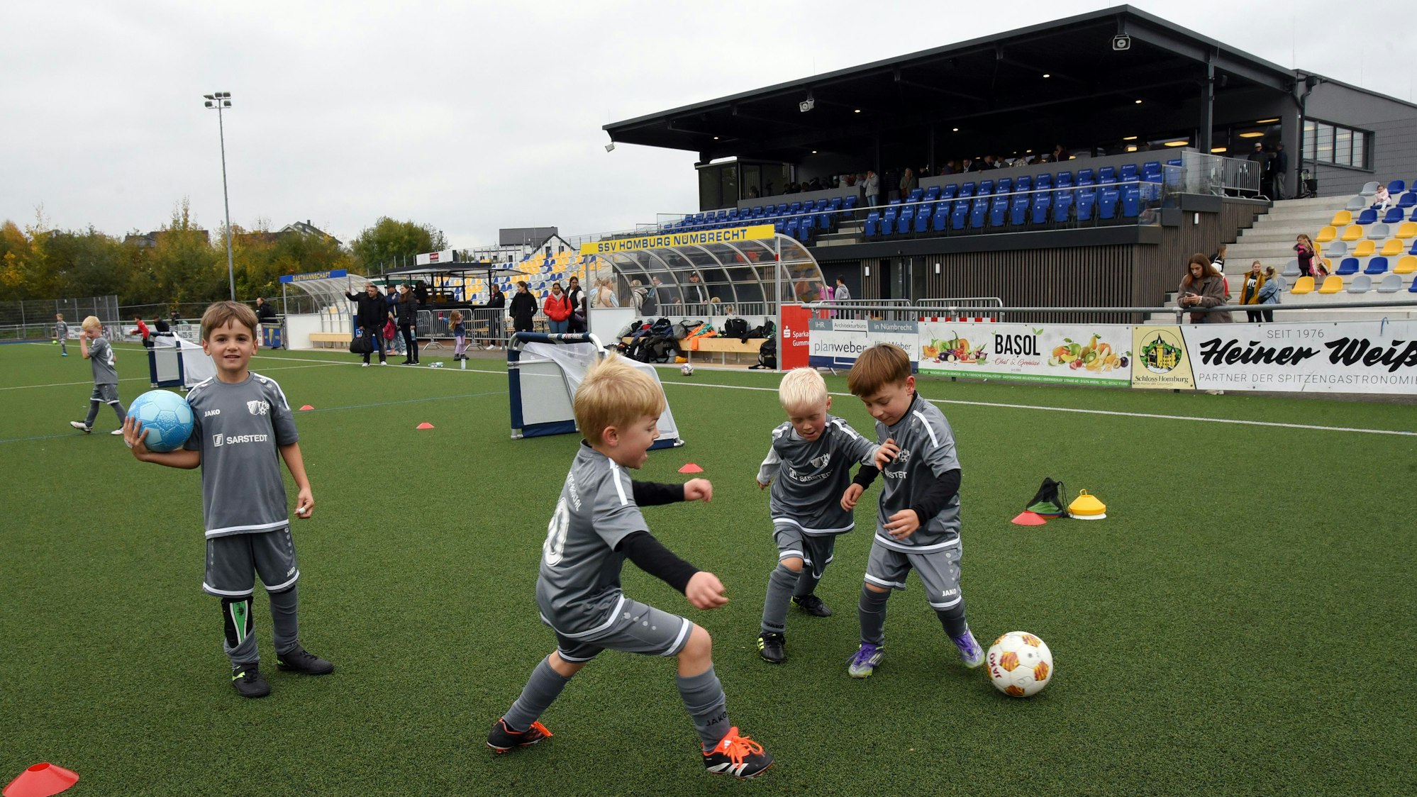 Die Kleinsten des SSV Homburg-Nümbrecht durften am vergangenen Samstag beim Sportfest zur Eröffnung des neuen Vereinsheims und der neuen Tribüne an der Gouvieuxstraße als erste auflaufen.