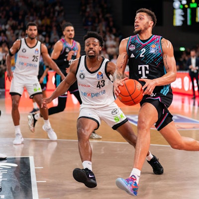 Bonns Alijah Comithier (rechts) lässt Eric Reed Jr. von den Towers Hamburg einfach stehen.