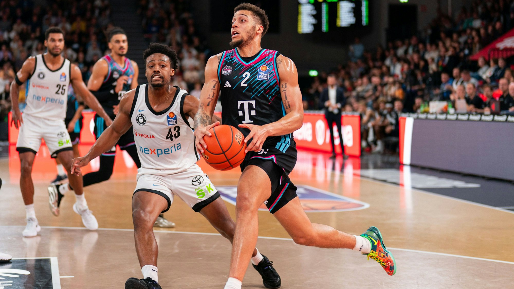 Bonns Alijah Comithier (rechts) lässt Eric Reed Jr. von den Towers Hamburg einfach stehen.