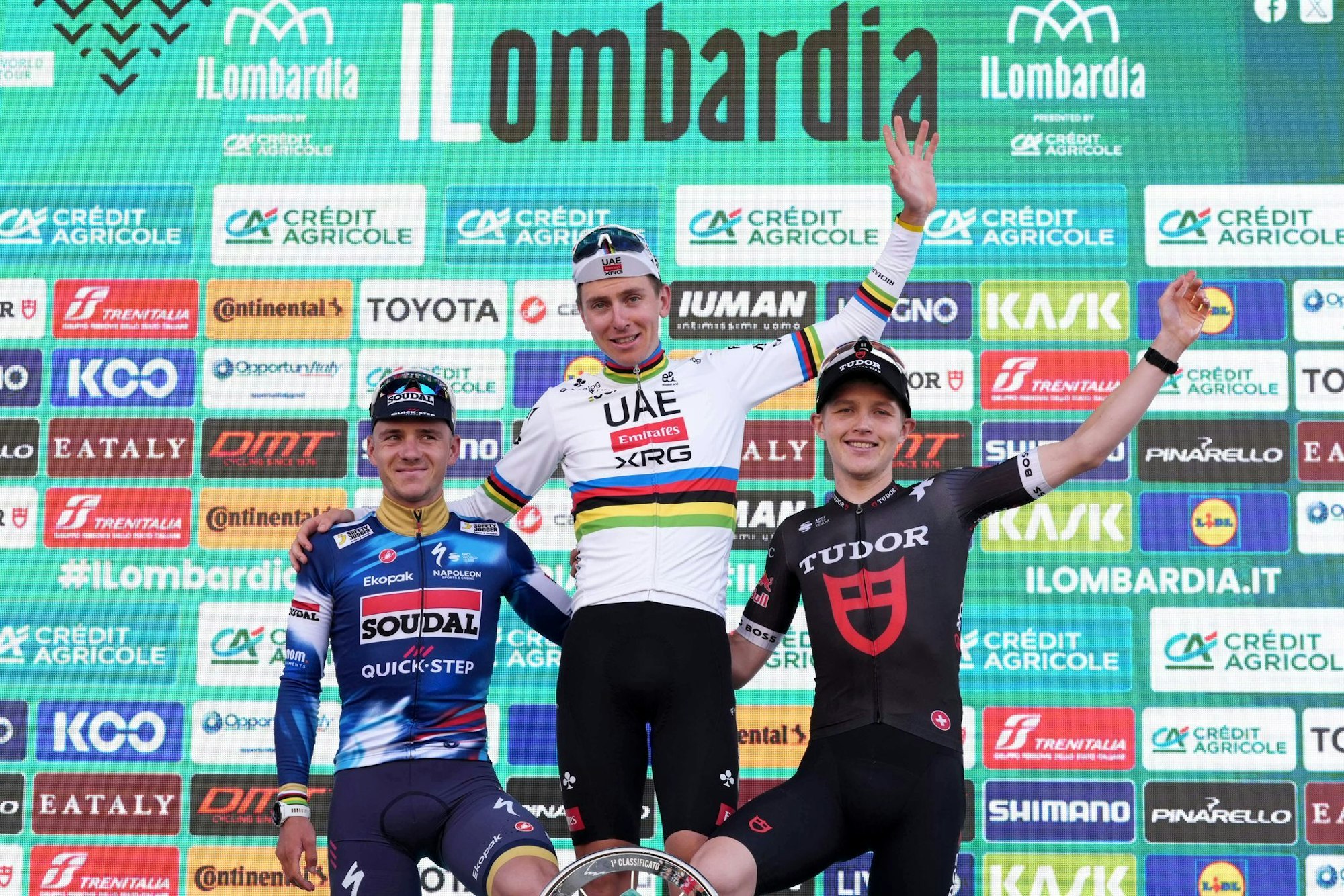 Ein gewohntes Bild: Pogacar (M) neben dem Zweitplatzierten Remco Evenepoel (l).