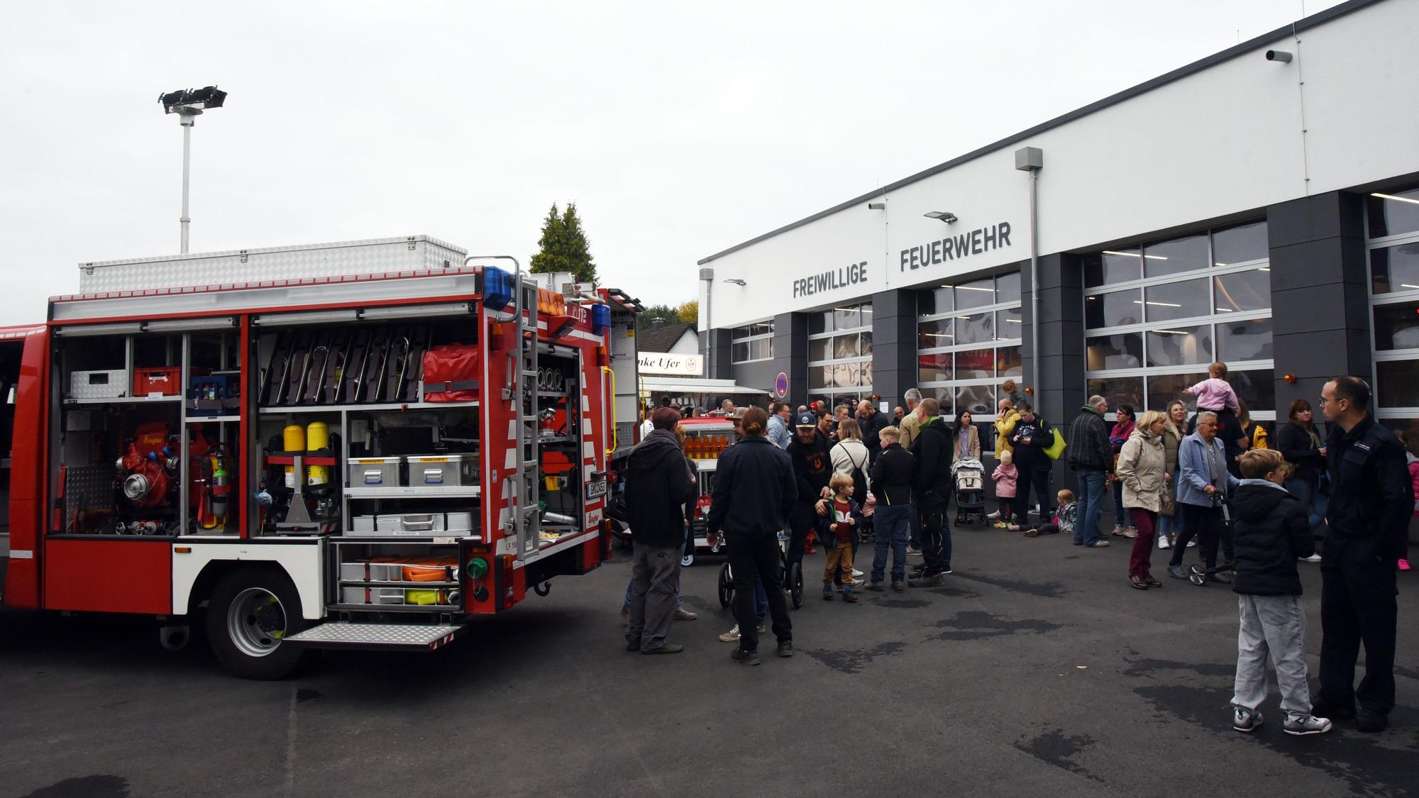Das Foto zeigt die neue Feuerwache und davor viele Besucher.