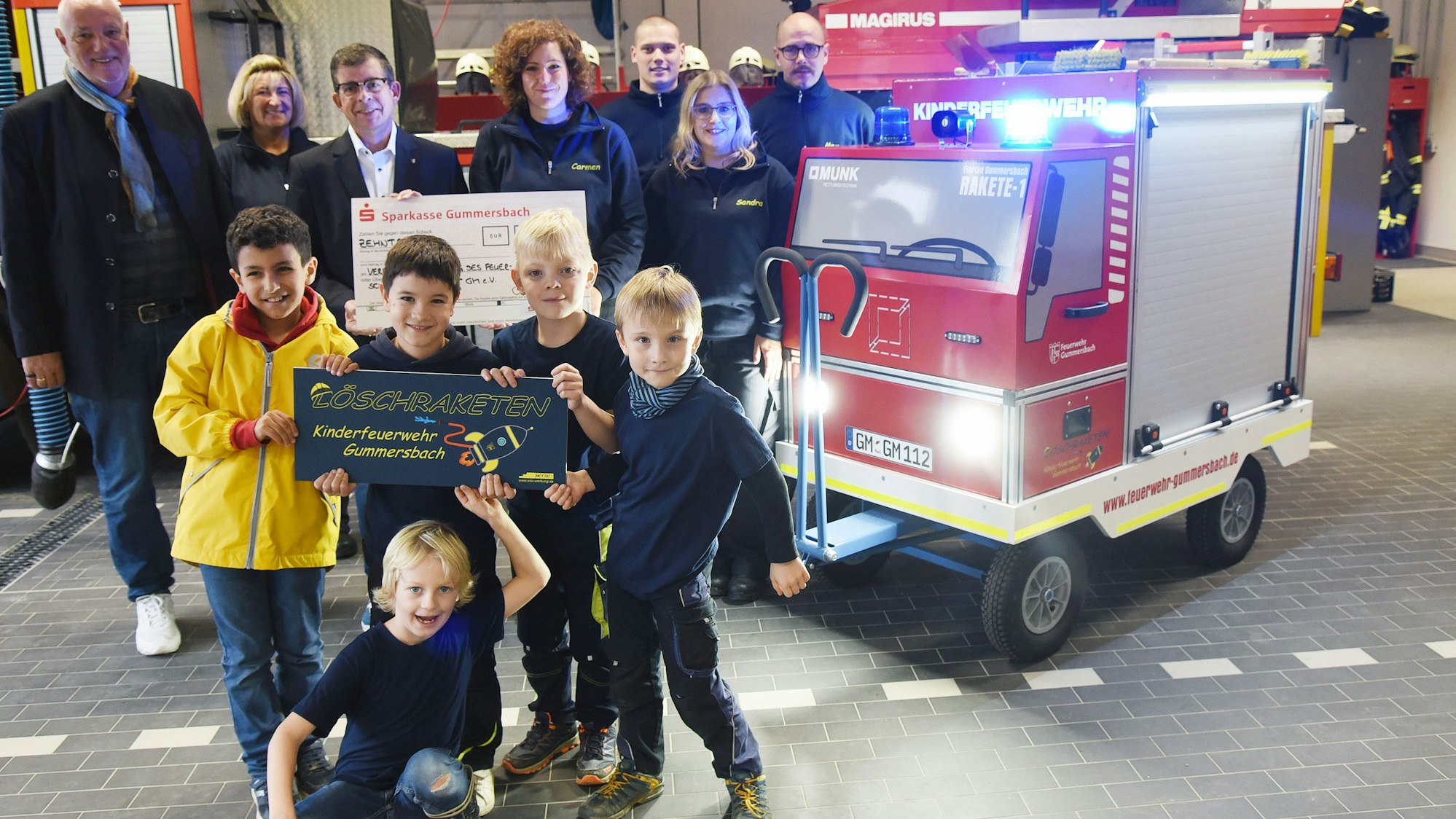 Startklar für die erste Übung mit dem neuen Rollcontainer „Rakete 1“ sind die Kinder von Gummersbachs kleinster Feuerwehr. Am Samstag wurde den „Löschraketen“ in Dieringhausen das knuffige Fahrzeug übergeben.