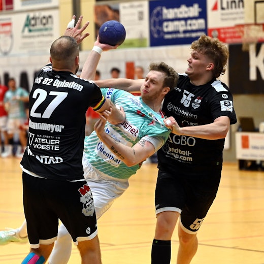 11.10.2025, Handball-Tus Opladen-Longericher SC Köln
links: Fynn Johannmeyer (Opladen)
mitte: Loic Kaysen (Longerich)
rechts: Lucius Hess (Opladen)
Foto: Uli Herhaus