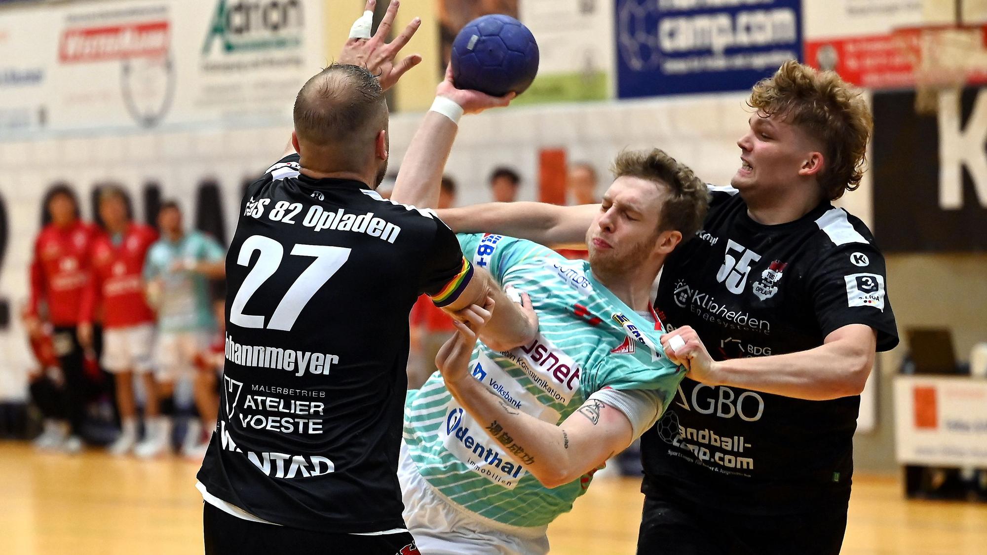 11.10.2025, Handball-Tus Opladen-Longericher SC Köln
links: Fynn Johannmeyer (Opladen)
mitte: Loic Kaysen (Longerich)
rechts: Lucius Hess (Opladen)
Foto: Uli Herhaus