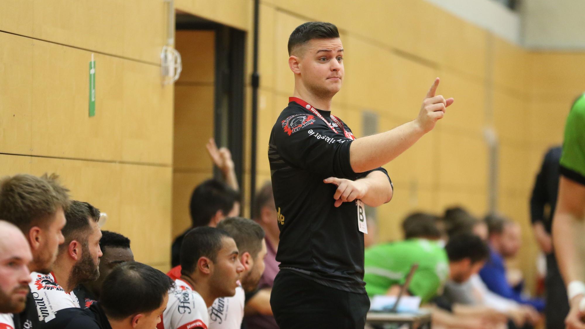 Marco Meyer gibt mit ausgestrecktem Arm und erhobenem Zeigefinger Anweisungen.