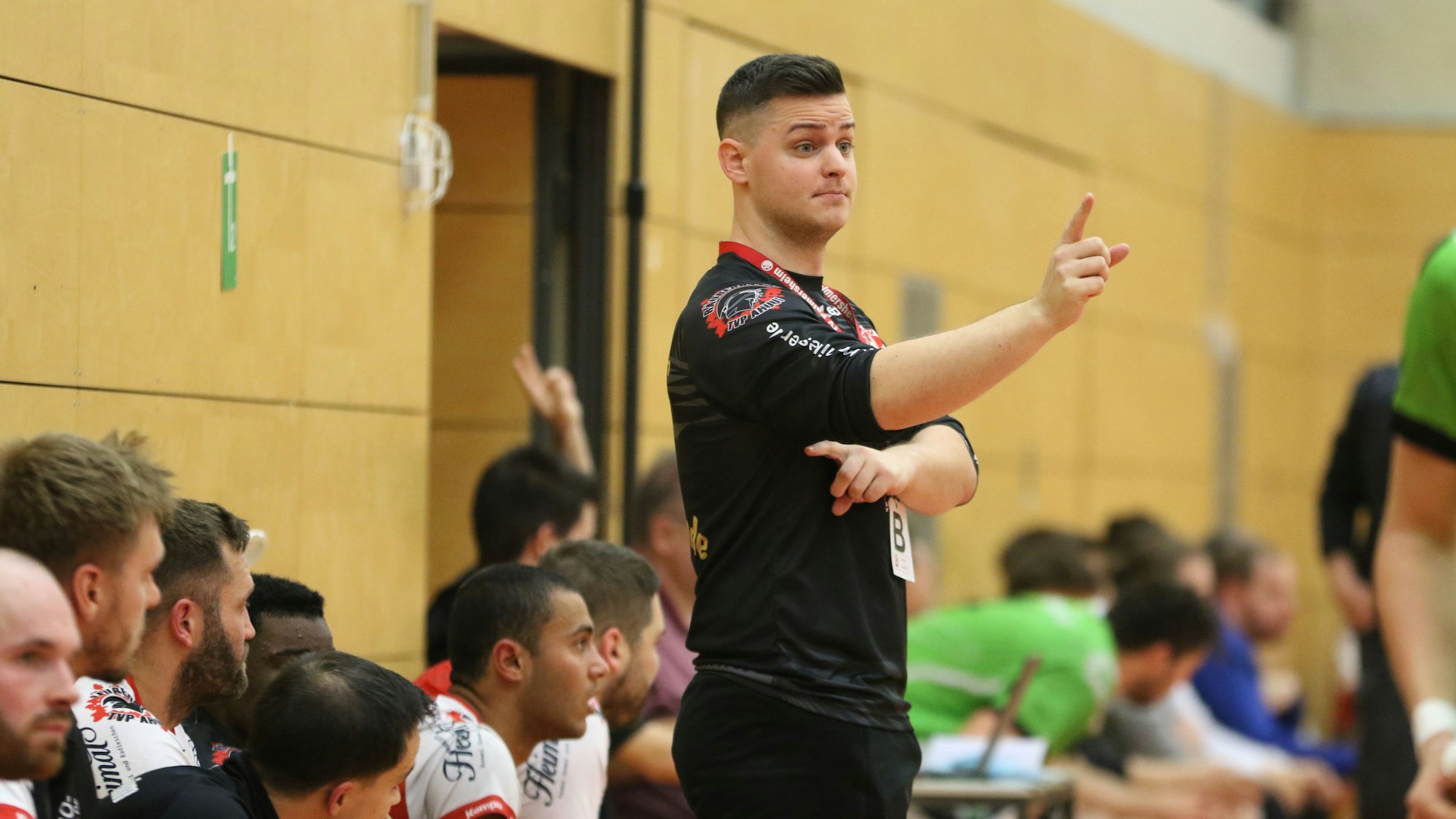 Marco Meyer gibt mit ausgestrecktem Arm und erhobenem Zeigefinger Anweisungen.