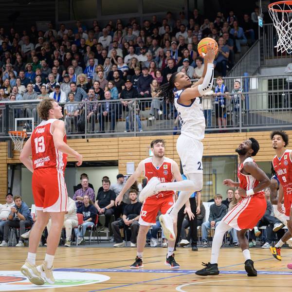 Malek Green (22, VFL SparkassenStars Bochum) im Spiel VFL SparkassenStars Bochum (weiss) gegen RheinStars Köln (rot) am Samstag, den 11. Oktober 2025, in der Rundsorthalle in Bochum. Foto: FUNKE Foto Service / Uwe Ernst