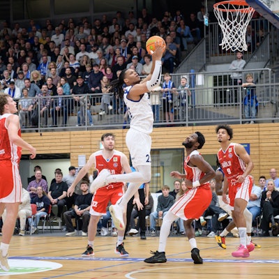 Malek Green (22, VFL SparkassenStars Bochum) im Spiel VFL SparkassenStars Bochum (weiss) gegen RheinStars Köln (rot) am Samstag, den 11. Oktober 2025, in der Rundsorthalle in Bochum. Foto: FUNKE Foto Service / Uwe Ernst