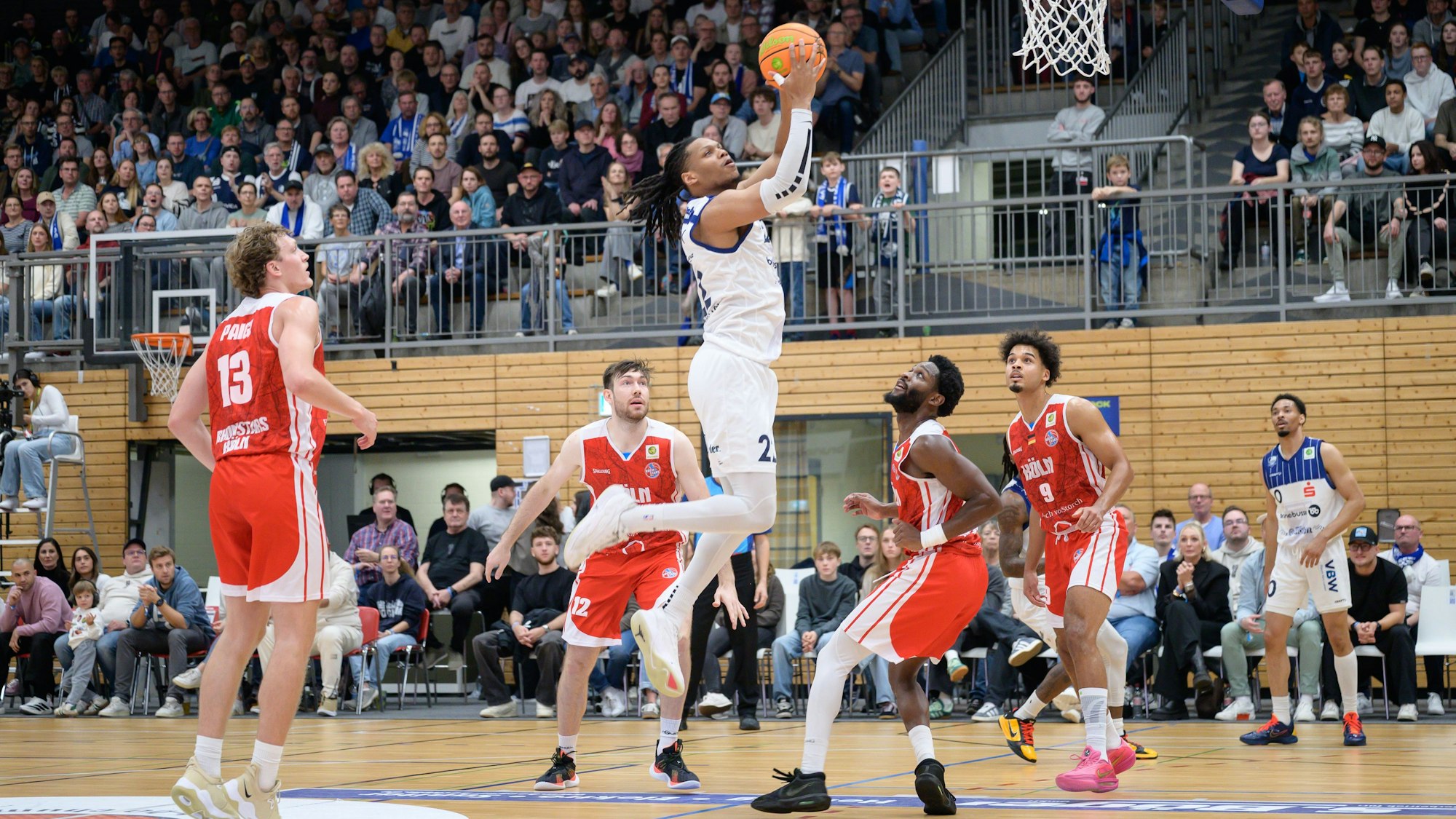 Malek Green (22, VFL SparkassenStars Bochum) im Spiel VFL SparkassenStars Bochum (weiss) gegen RheinStars Köln (rot) am Samstag, den 11. Oktober 2025, in der Rundsorthalle in Bochum. Foto: FUNKE Foto Service / Uwe Ernst