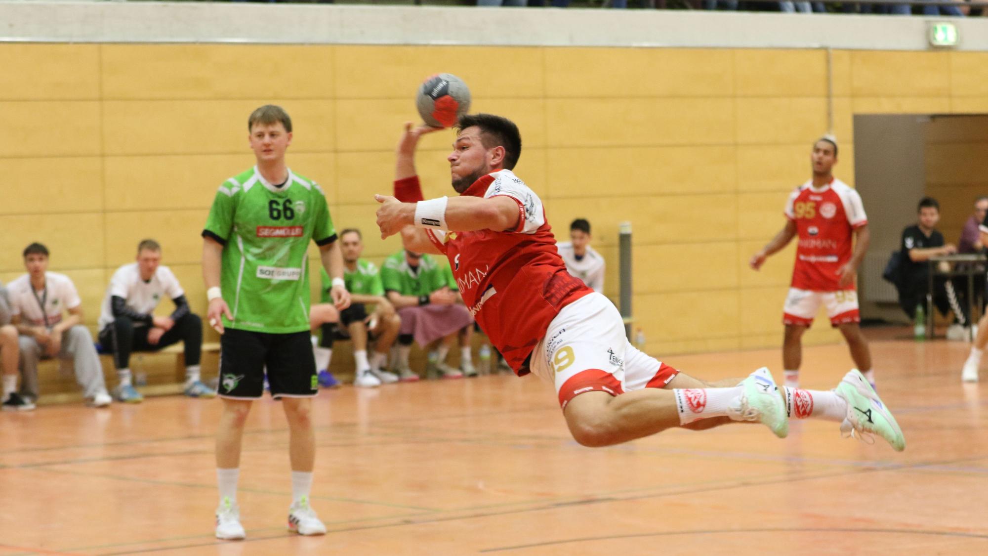 Lukas Königshoven fliegt beim Wurf.