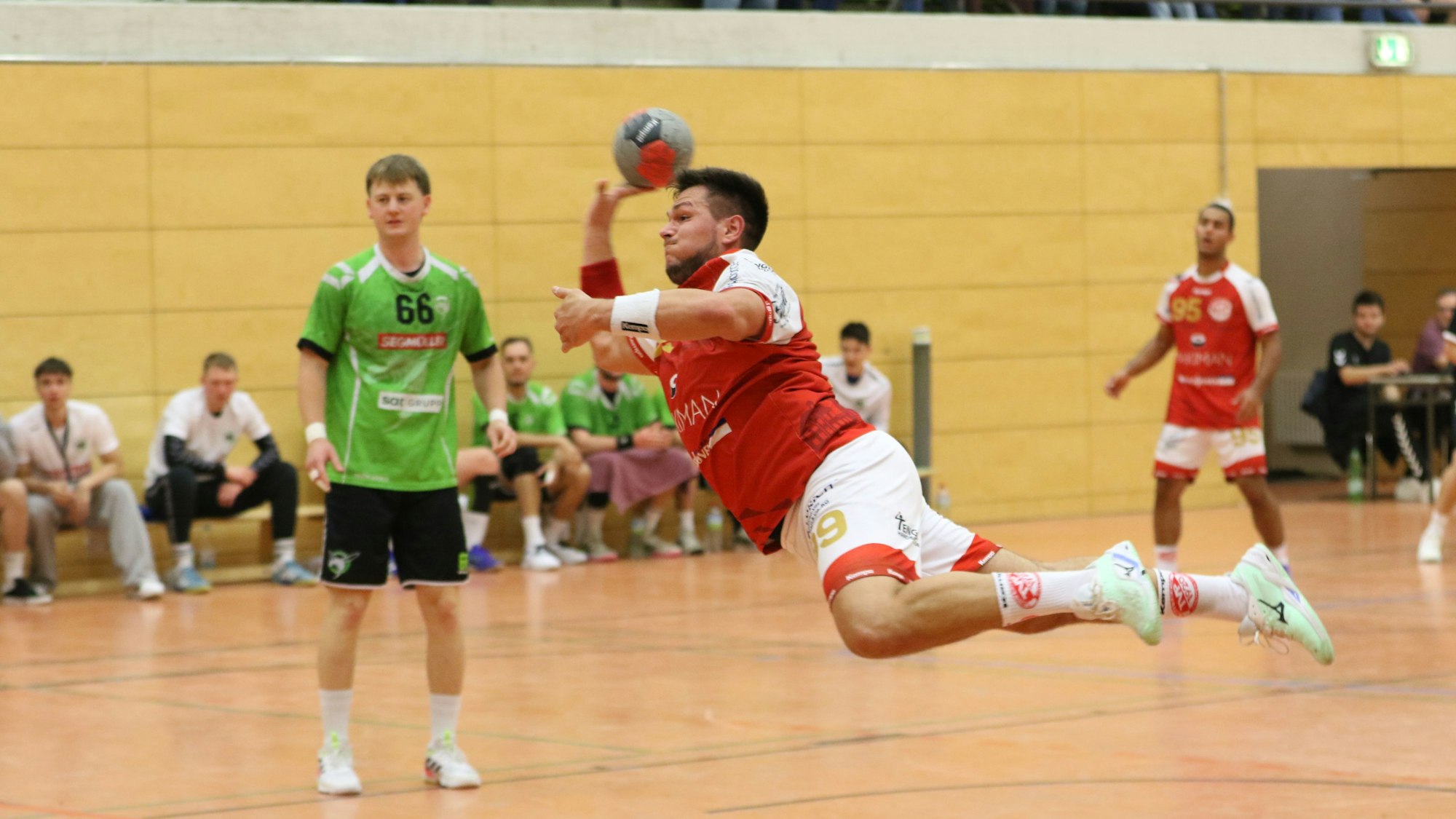 Lukas Königshoven fliegt beim Wurf.