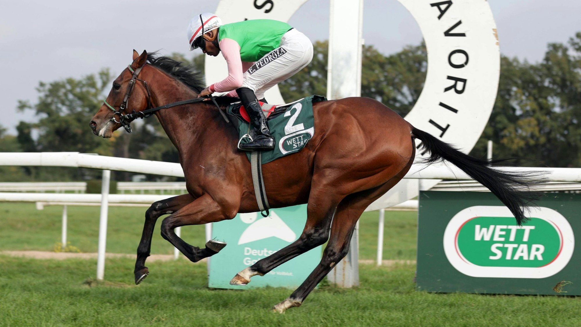 Überlegene Sieger beim Preis des Winterfavoriten in Weidenpesch: Gostam mit Jockey Pedroza.
