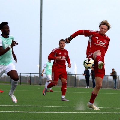 Mit dem Außenseite des Fußes stoppt Tim Birkenheuer einen langen Ball. Der Stürmer war seinem Gegenspieler entwischt.