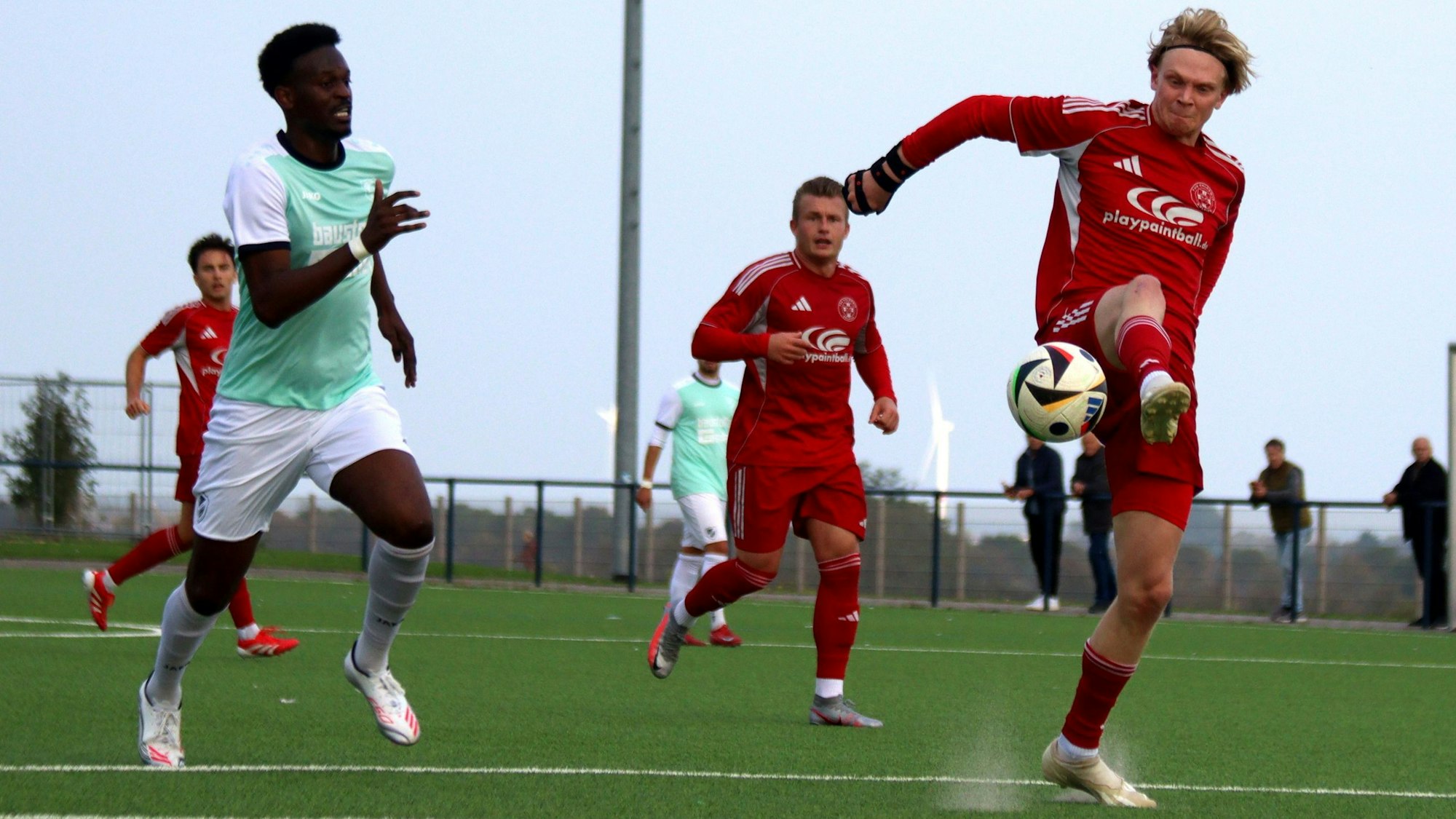 Mit dem Außenseite des Fußes stoppt Tim Birkenheuer einen langen Ball. Der Stürmer war seinem Gegenspieler entwischt.