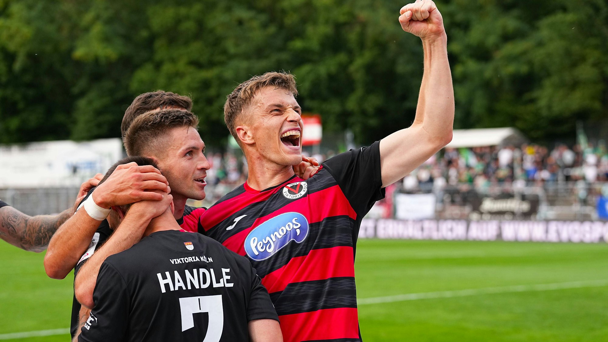 03.08.2025, xydrx, Fußball, 3.Liga, Viktoria Köln - FC Schweinfurt 05, Saison 2025 2026, Sportpark Höhenberg: Torjubel nach dem Tor zum 2:0 für Viktoria Köln durch Torschütze Simon Handle Viktoria Köln 7 zusammen mit David Otto Viktoria Köln 10 DFB regulations prohibit any use of photographs as image sequences and or quasi-video. Nordrhein-Westfahlen Deutschland *** 03 08 2025, xydrx, Fußball, 3 Liga, Viktoria Köln FC Schweinfurt 05, Saison 2025 2026, Sportpark Höhenberg Torjubel nach dem Tor zum 2 0 für Viktoria Köln durch Torschütze Simon Handle Viktoria Köln 7 zusammen mit David Otto Viktoria Köln 10 DFB regulations prohibit any use of photographs as image sequences and or quasi video Nordrhein Westfahlen Deutschland