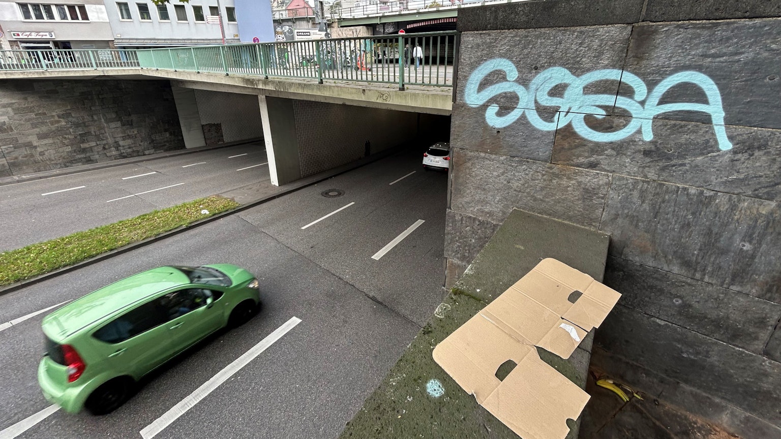 Von dieser Brücke warf der Mann den Stein auf ein Auto.