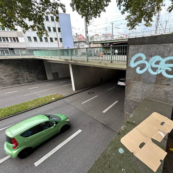 Von dieser Brücke warf der Mann den Stein auf ein Auto.