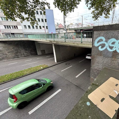 Von dieser Brücke warf der Mann den Stein auf ein Auto.