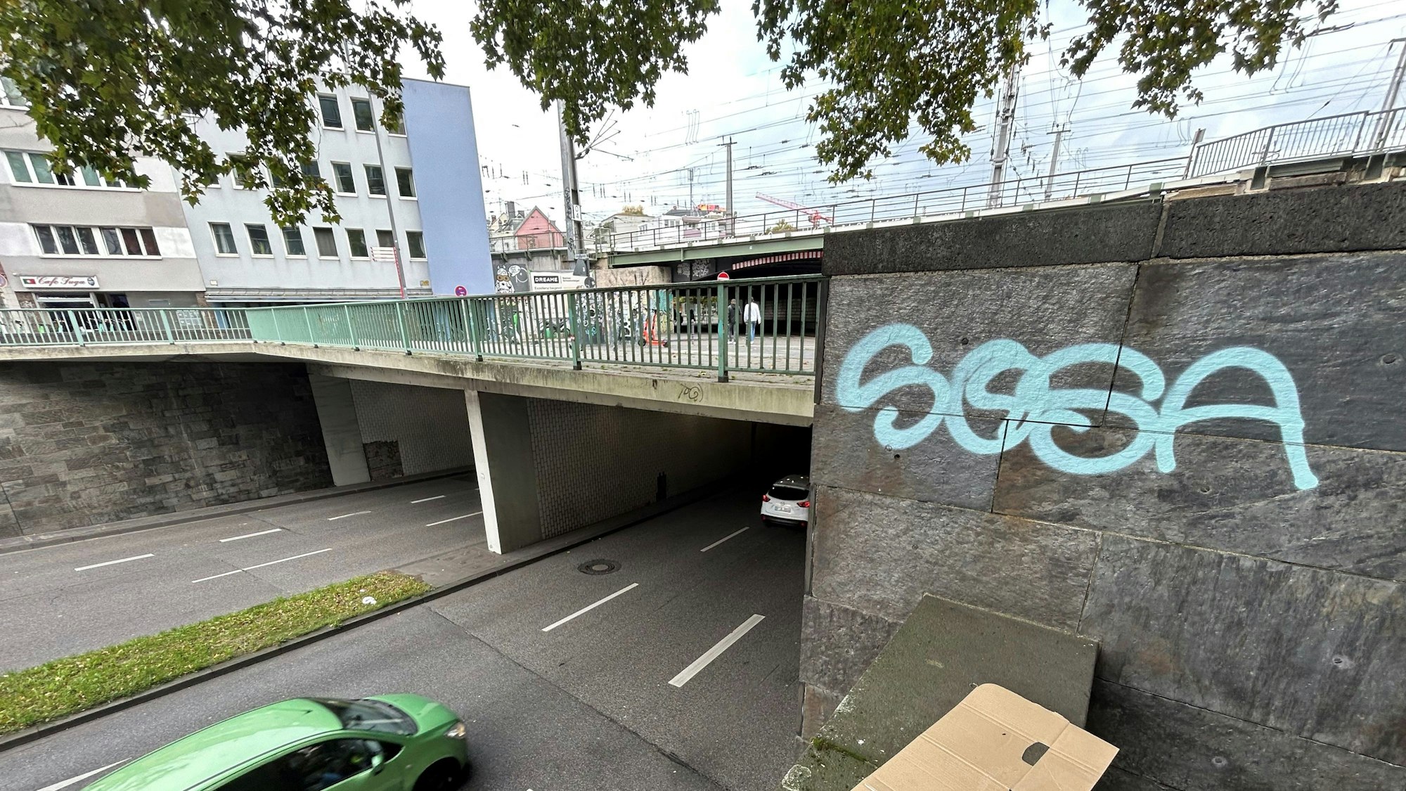 Von dieser Brücke warf der Mann den Stein auf ein Auto.