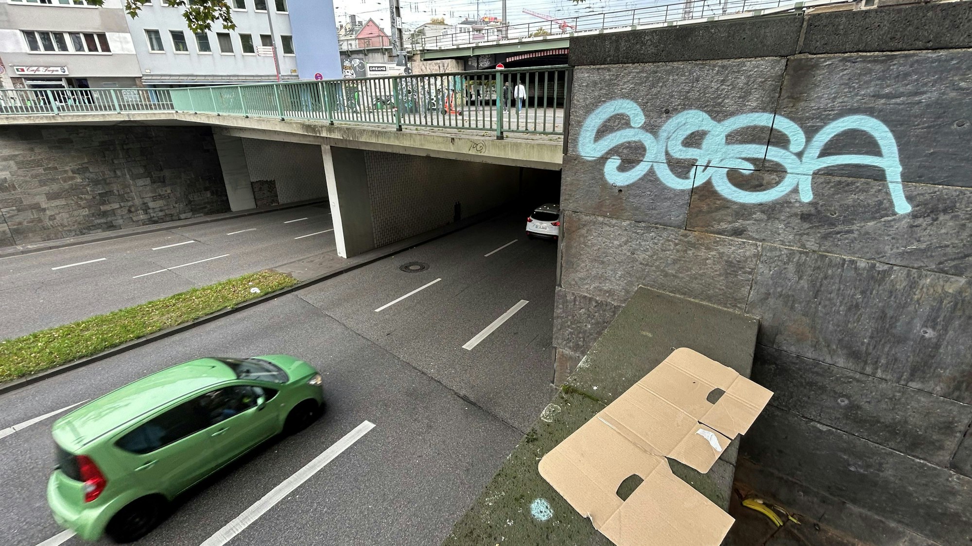 Von dieser Brücke warf der Mann den Stein auf ein Auto.