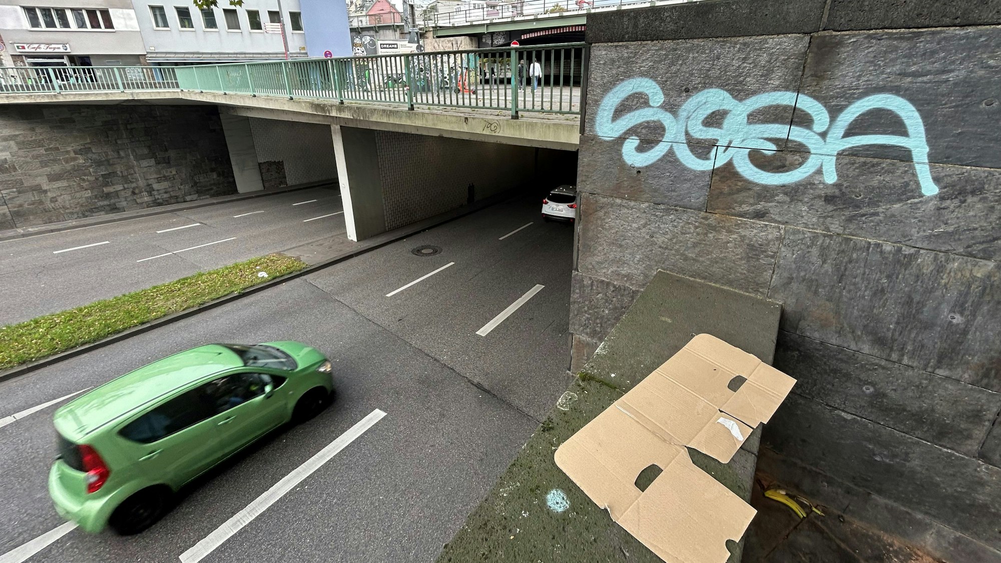 Von dieser Brücke warf der Mann den Stein auf ein Auto.