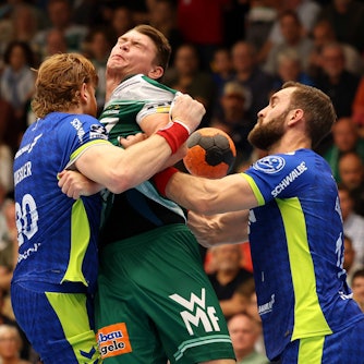 Der Göppinger Handballer ist eingeklemmt in der VfL-Abwehr.