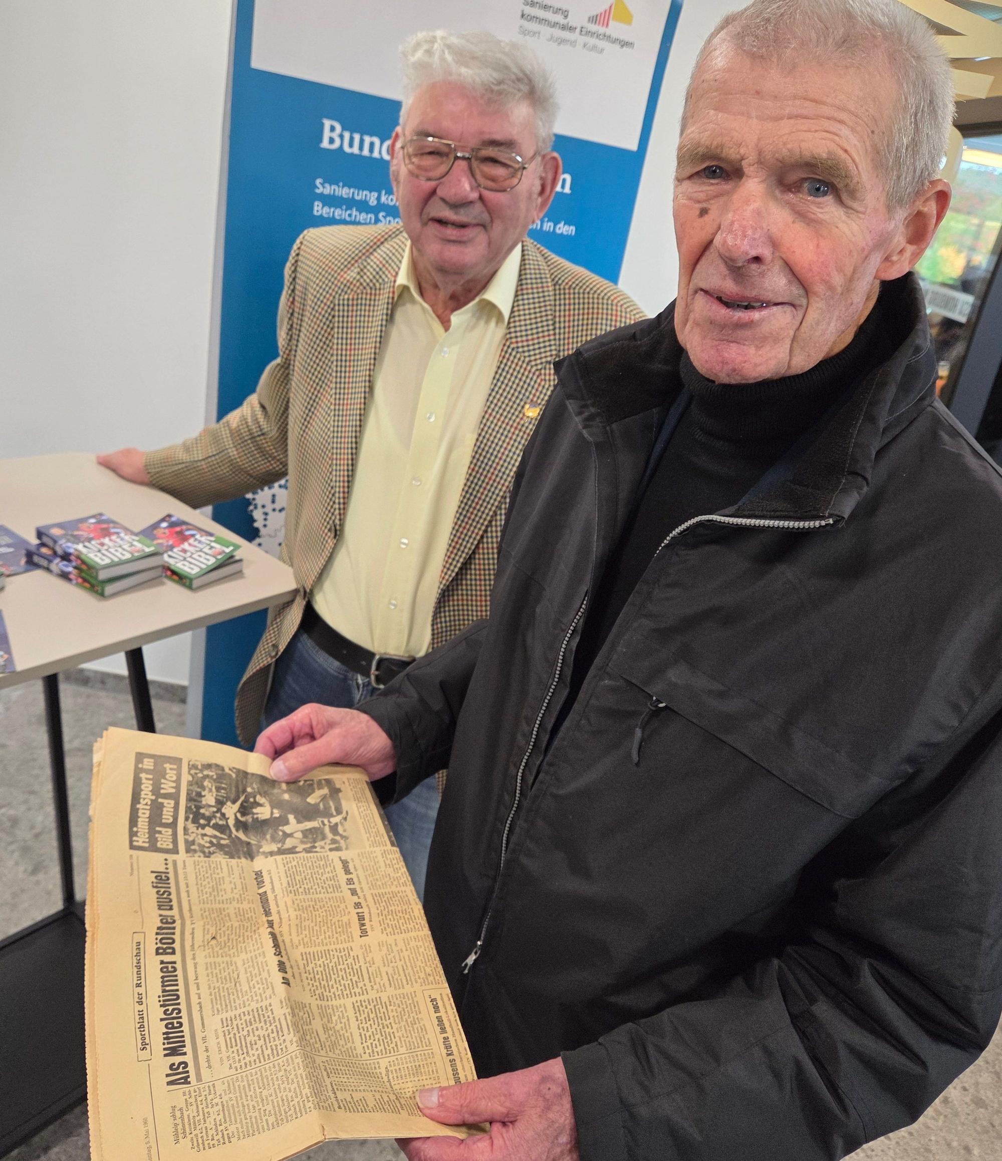 Gemeinsam blickten sie in Sportseiten in der Tageszeitung vom 9. Mai 1960: Die Nümbrechter Kickerlegende Oskar Neumann (vorne) und Gerd Grümer (85), Ehrenpräsident des Nümbrechter Sportvereins. Damals war die Fußballmannschaft abgestiegen.