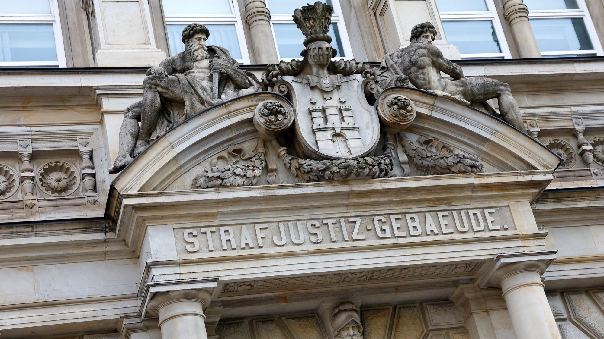 Der Schriftzug «Strafjustizgebäude» steht über dem Eingang zum Landgericht Hamburg.