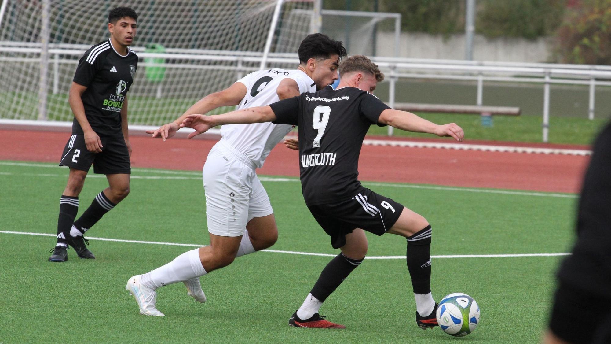 Eric-Noah Langenfeld (links) vom TuS Mondorf II und Pascal Jungbluth vom FSV Neunkirchen-Seelscheid II