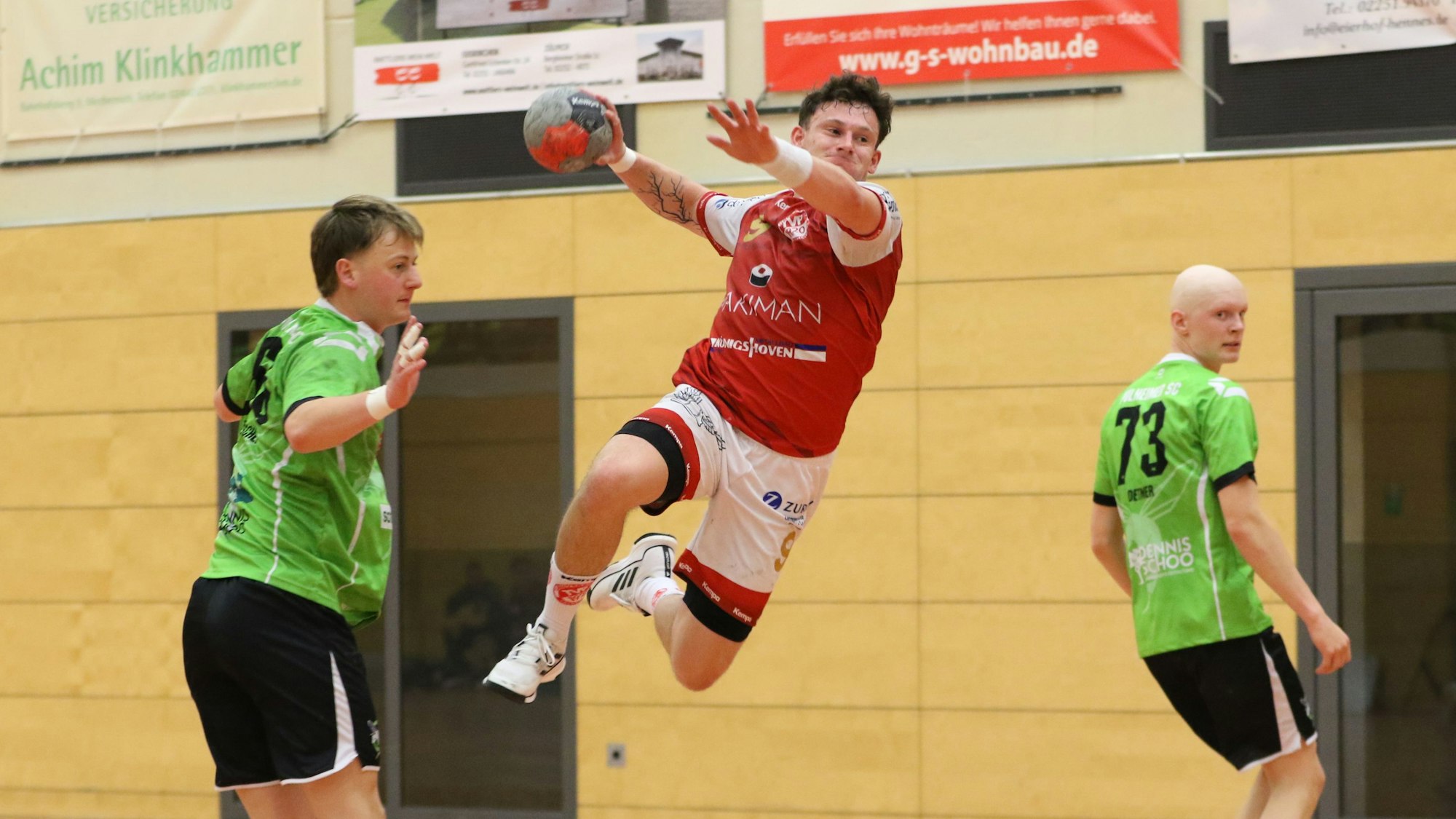 Marius Schmitz bei einem seiner energischen Sprungwürfe. Er scheint in der Luft zu laufen.