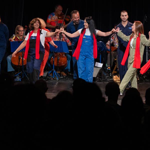 ‚Baha und die wilden 70er‘ feierte im Kölner Comedia-Theater Premiere.