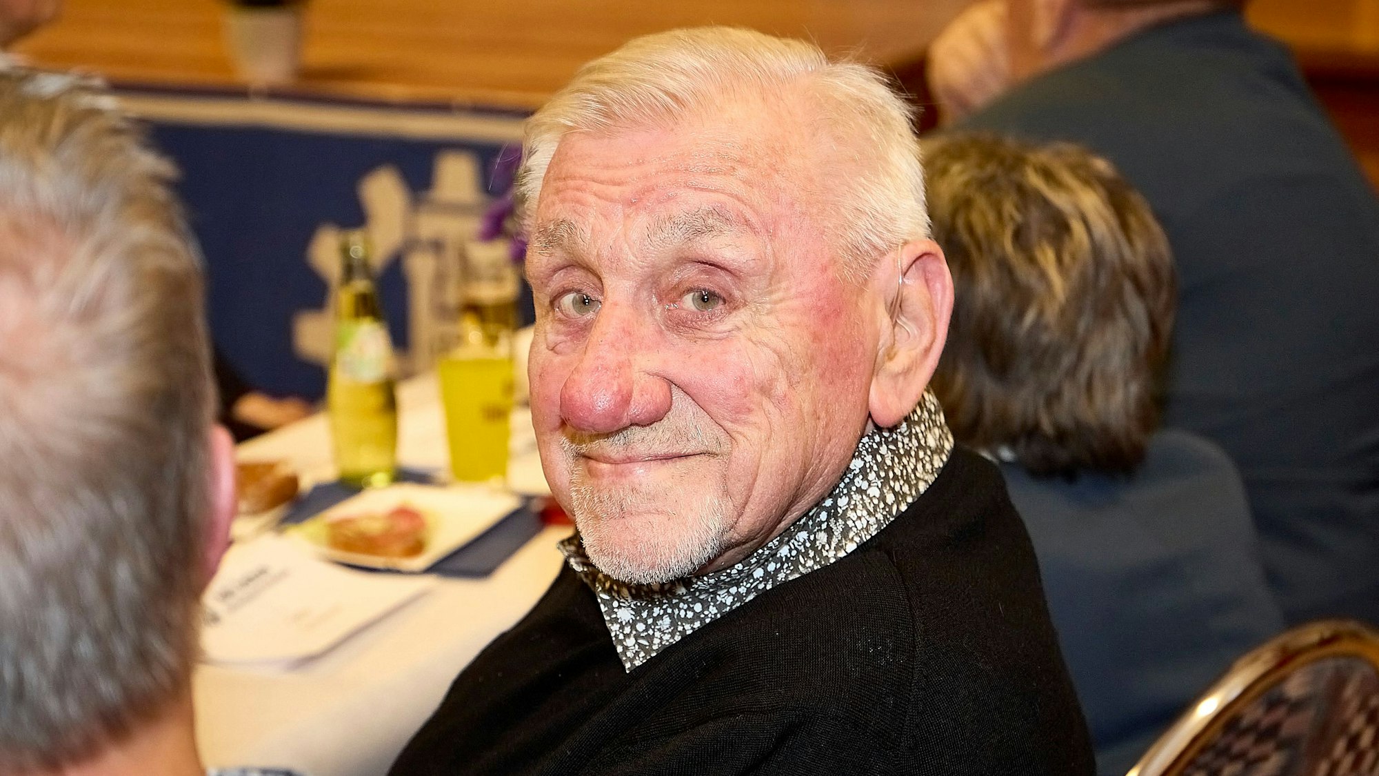 Nahaufnahme von Fritz Poensgen, der sich zur Kamera umdreht