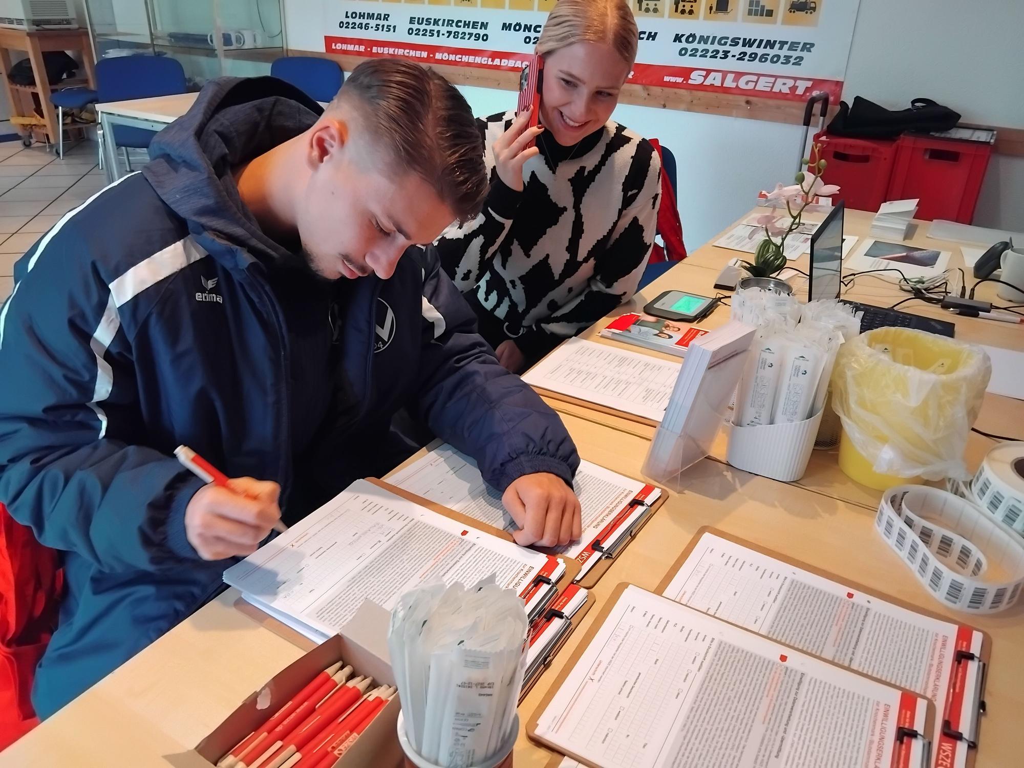 Lucy Neuber hat die Typisierungsaktion initiiert, ihr Freund Tim Keil, Spieler der 1. Mannschaft, lässt sich als Spender registrieren.
Stammzellspende Leukämie Luca