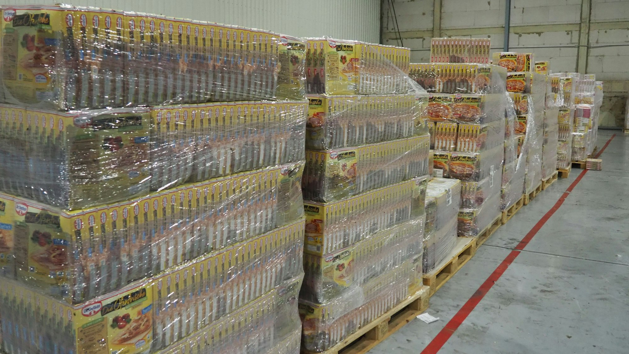 Palettenweise stehen Lebensmittel in einer Halle. Sie werden in der Biogasanlage verwertet werden.