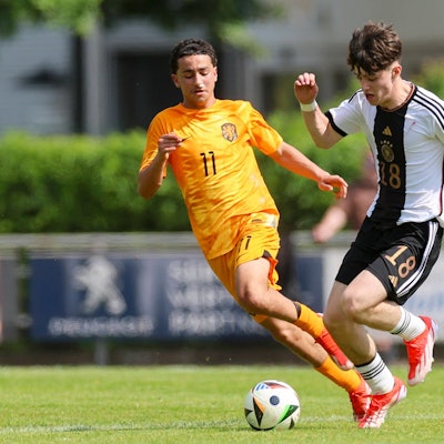Ghalil Bousnane Netherlands und Jan Colles Germany kaempfen um den Ball, International Friendly, Länderspiel, Nationalmannschaft Germany vs Netherlands U15, Stadion Suedstrasse, 10.05.2024, Bad Pyrmont, Deutschland. *** Ghalil Bousnane Netherlands and Jan Colles Germany fight for the ball, International Friendly, Germany vs Netherlands U15, Stadion Suedstrasse, 10 05 2024, Bad Pyrmont, Germany