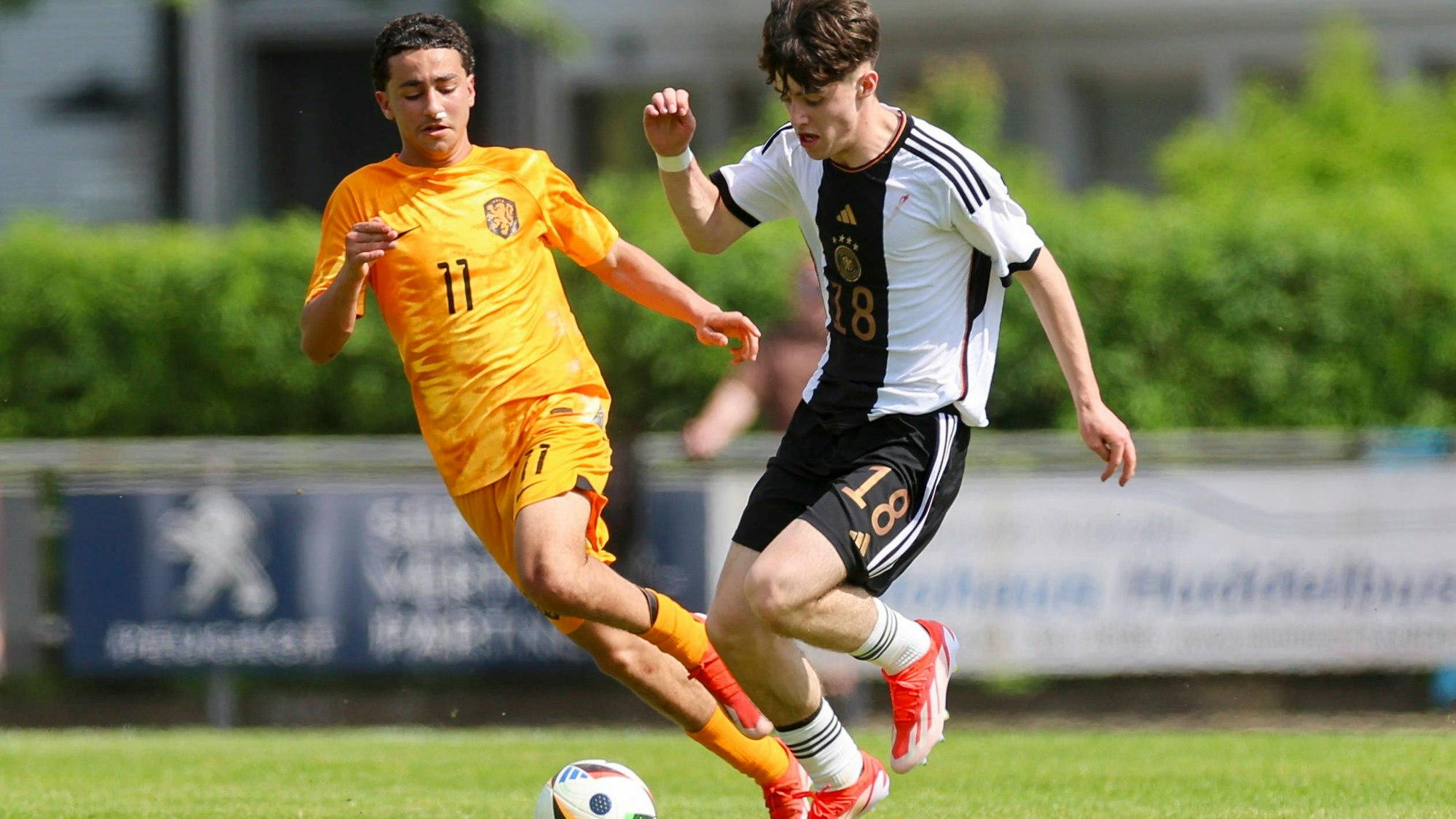 Ghalil Bousnane Netherlands und Jan Colles Germany kaempfen um den Ball, International Friendly, Länderspiel, Nationalmannschaft Germany vs Netherlands U15, Stadion Suedstrasse, 10.05.2024, Bad Pyrmont, Deutschland. *** Ghalil Bousnane Netherlands and Jan Colles Germany fight for the ball, International Friendly, Germany vs Netherlands U15, Stadion Suedstrasse, 10 05 2024, Bad Pyrmont, Germany