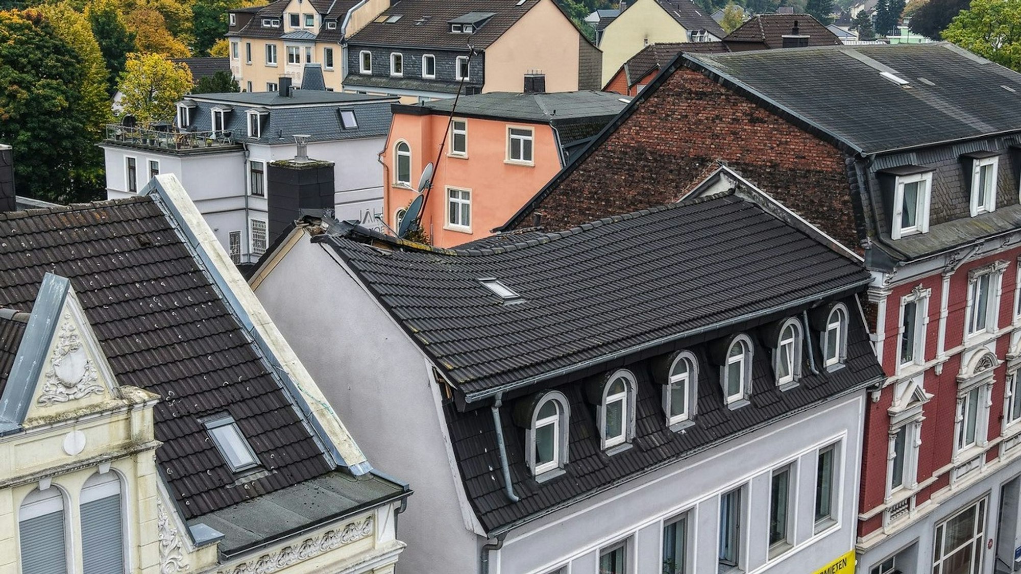 Blick auf ein teilweise eingestürztes Hausdach in Gevelsberg (Luftaufnahme mit einer Drohne).