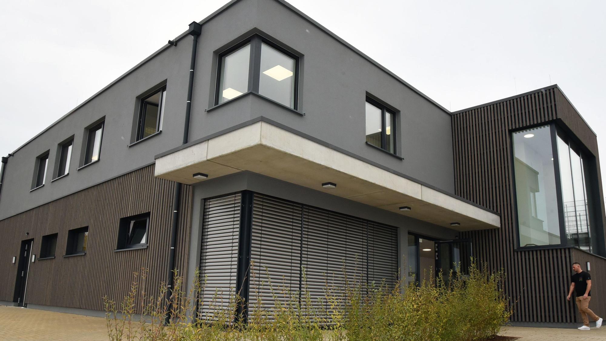 Rund 4,6 Millionen Euro haben das neue Vereinshaus des SSV Homburg-Nümbrecht und die Tribünen links und rechts davon gekostet. Drei Millionen Euro flossen aus den Förderkassen des Bundes.