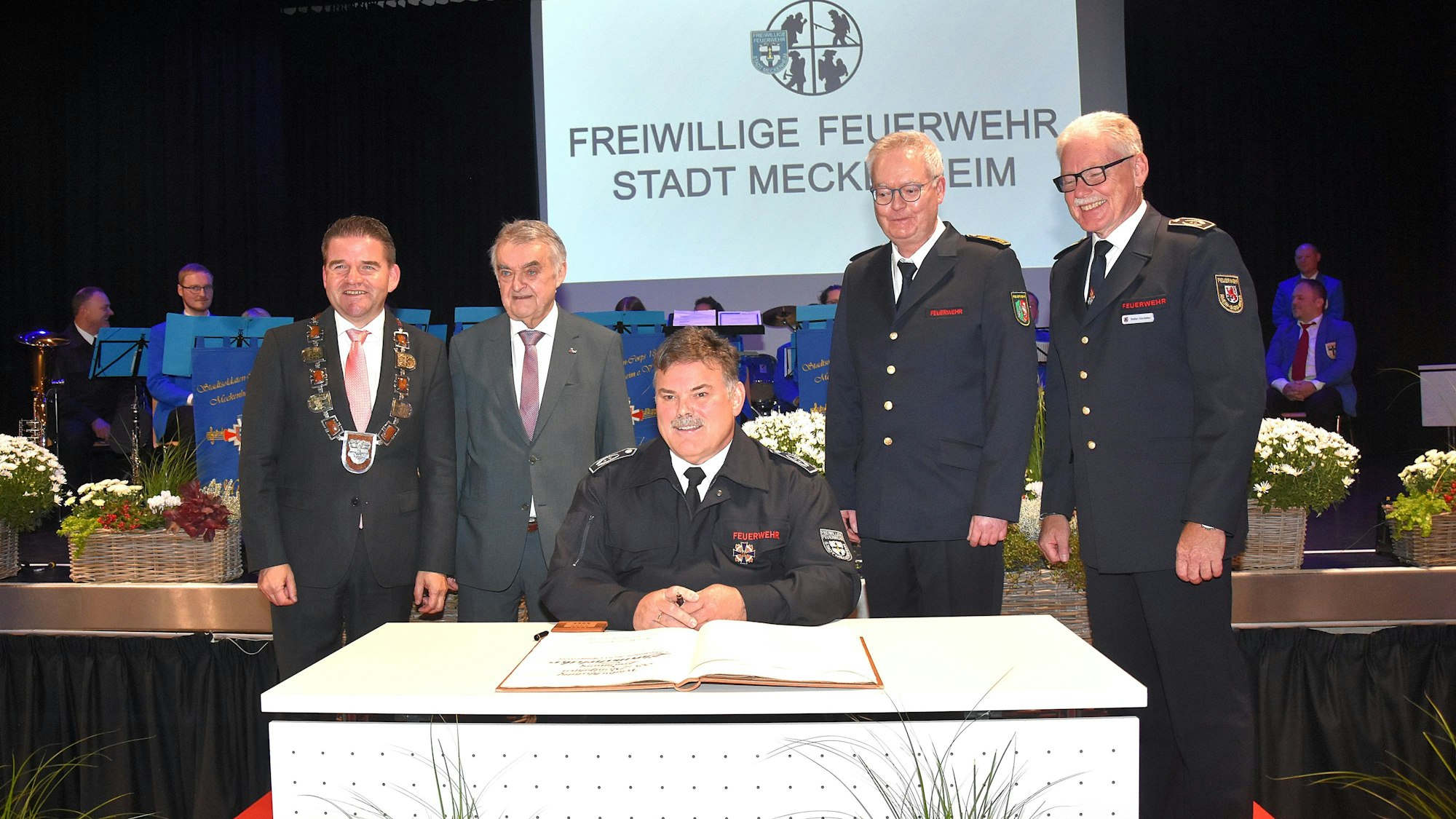 Günter Wiegershaus trägt sich ins Goldene Buch der Stadt ein, umrahmt von Holger Jung, Herbert Reul, Dirk Engstenberg und Stefan Gandelau.