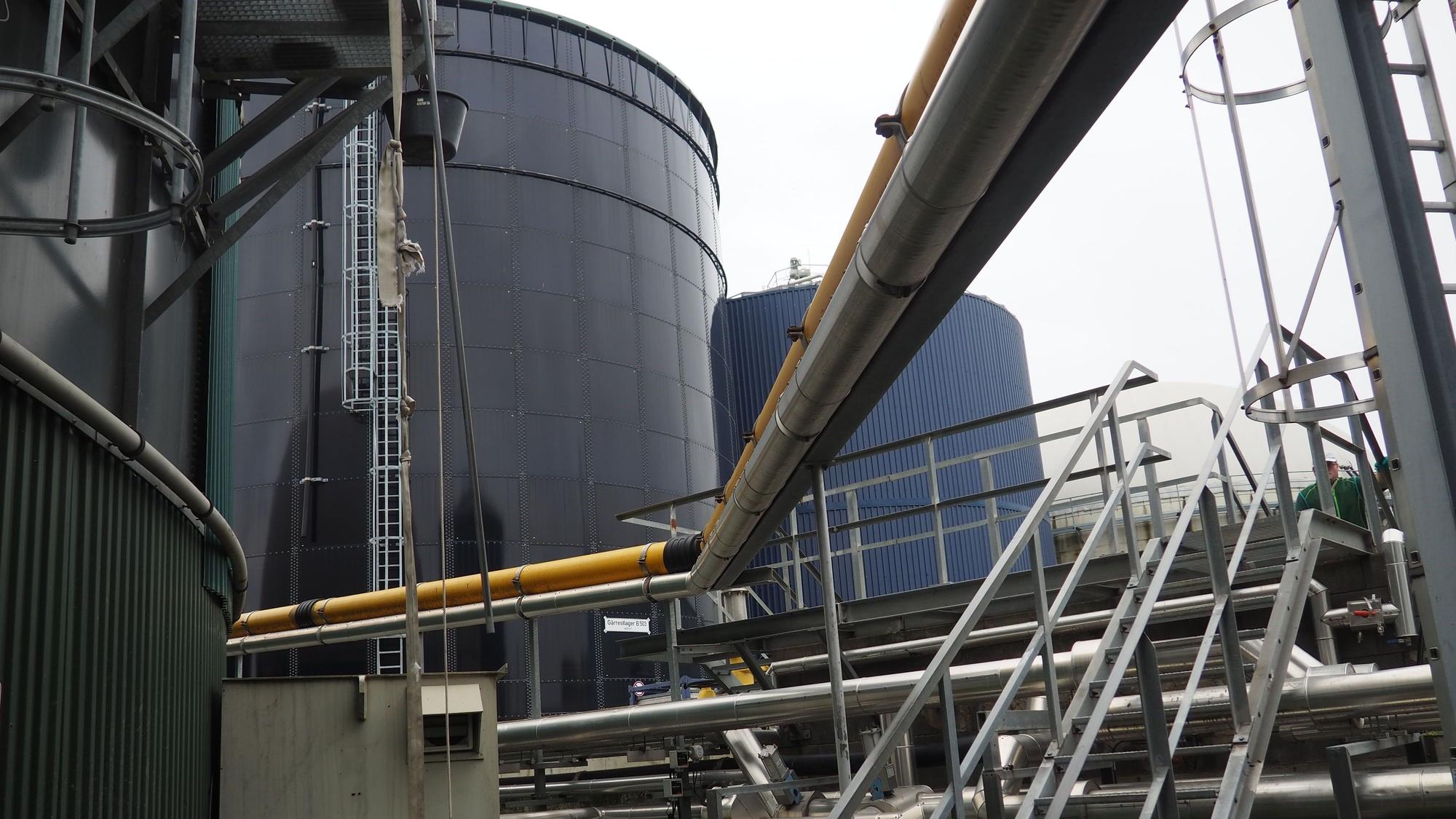 Außenansicht der Tanks der Biogasanlage in Geich.
