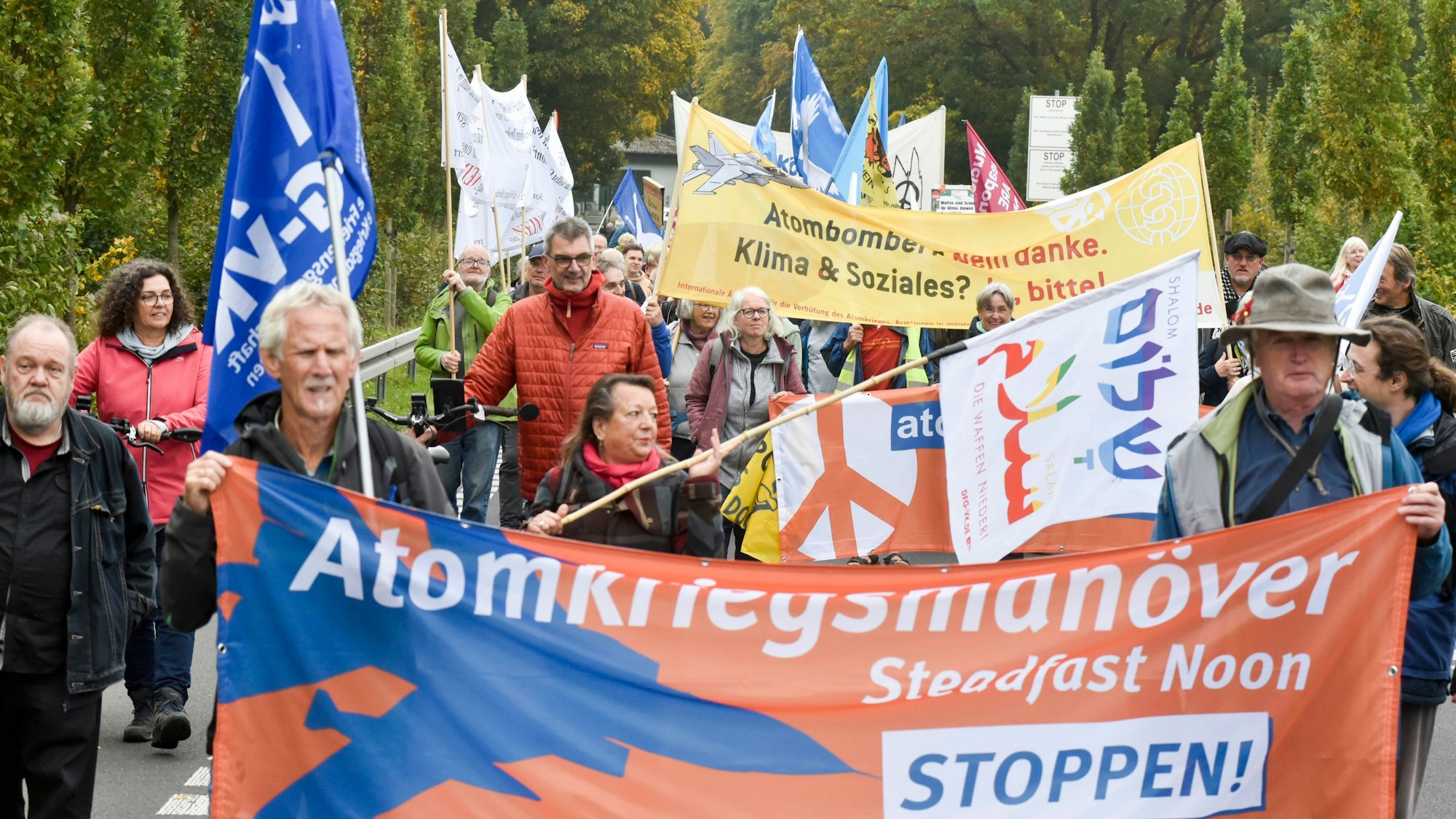 Das Bild zeigt Demonstranten mit Transparenten.